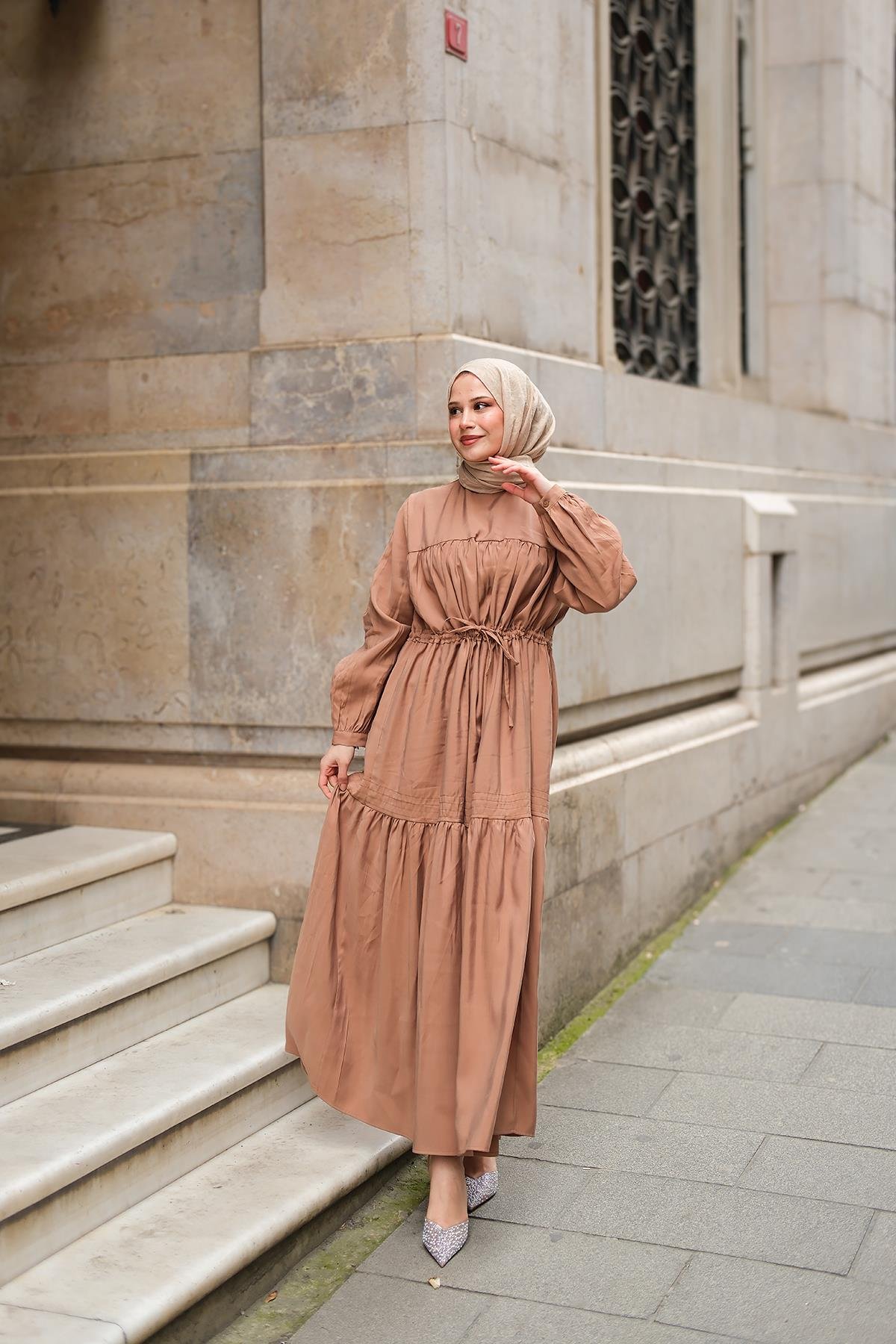 Süs Dikişli Büzgü Elbise Vizon