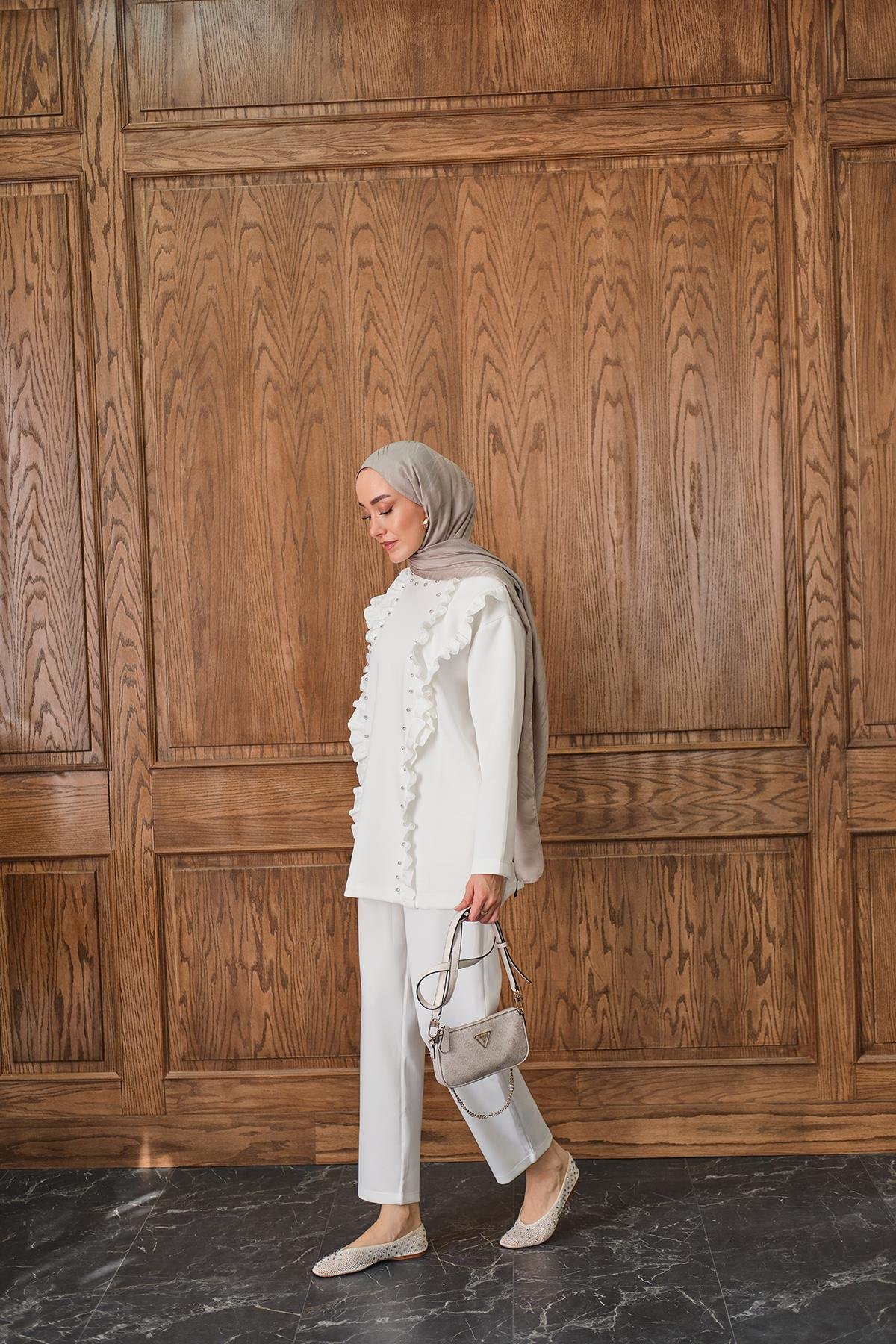 Taş Aksesuarlı Takım Beyaz