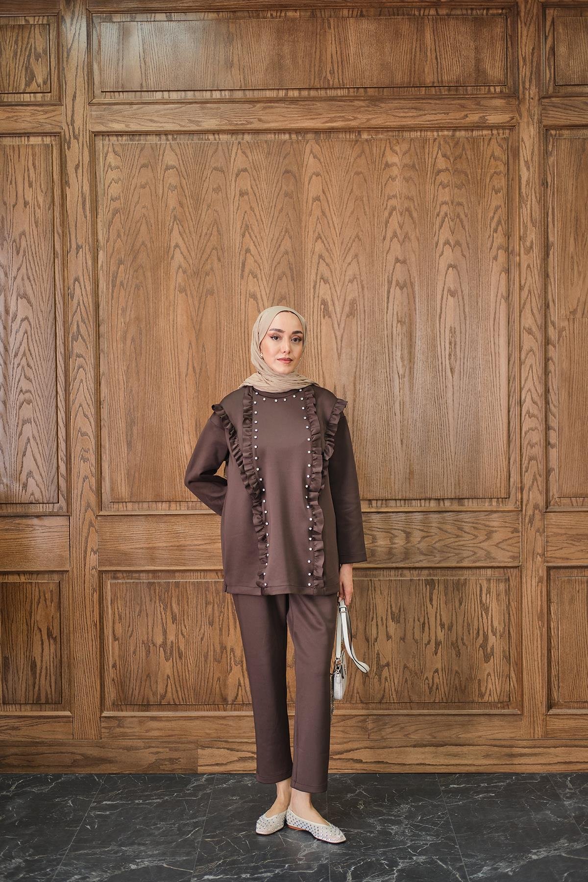 Taş Aksesuarlı Takım Kahverengi