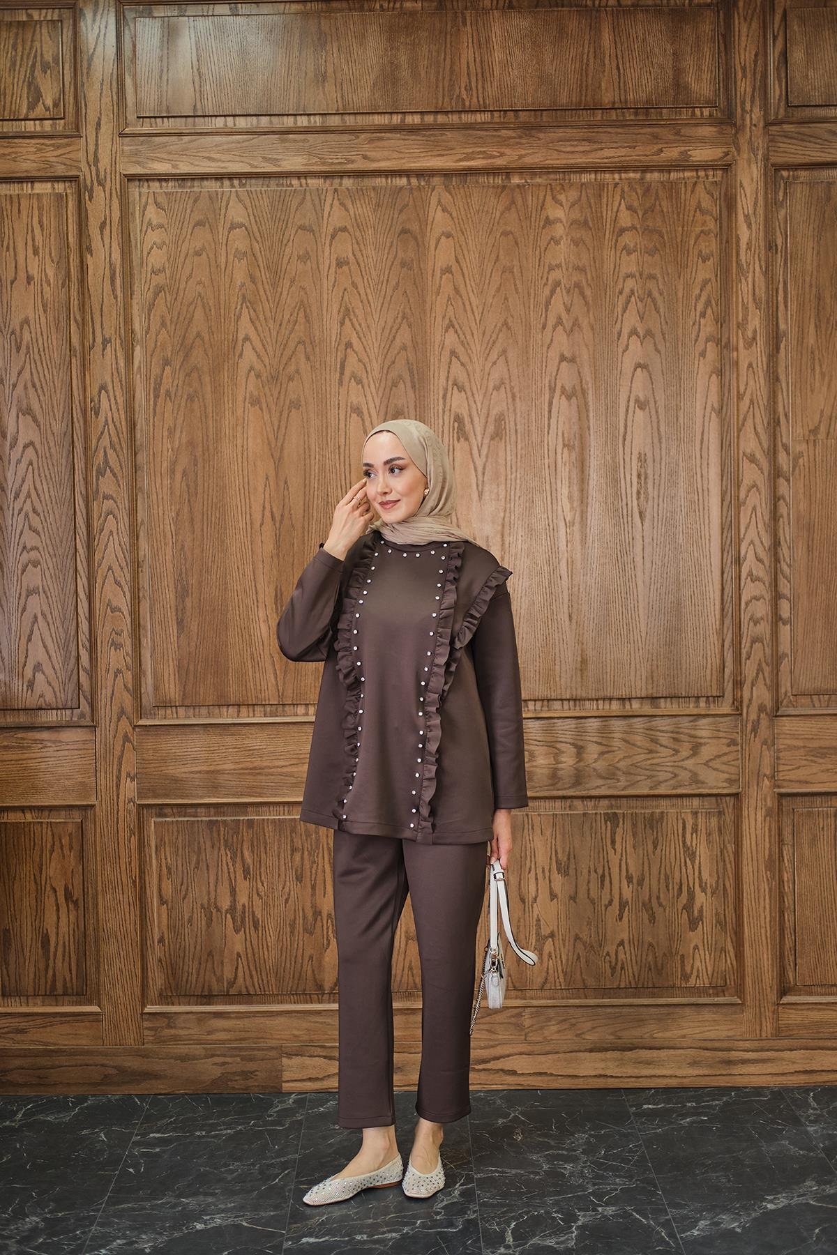 Taş Aksesuarlı Takım Kahverengi