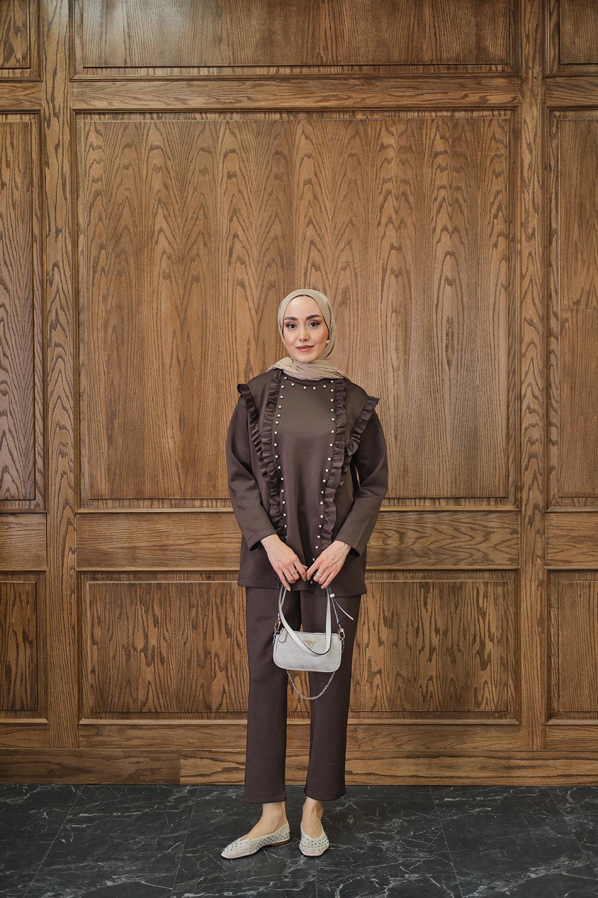 Taş Aksesuarlı Takım Kahverengi