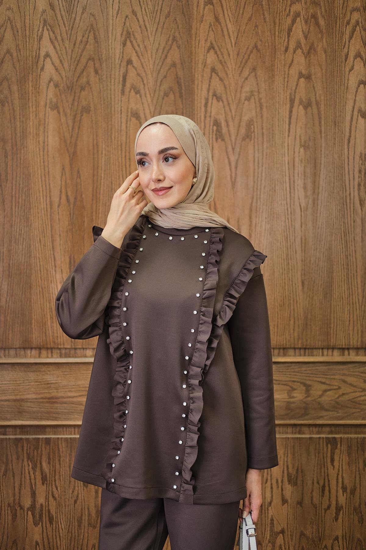 Taş Aksesuarlı Takım Kahverengi