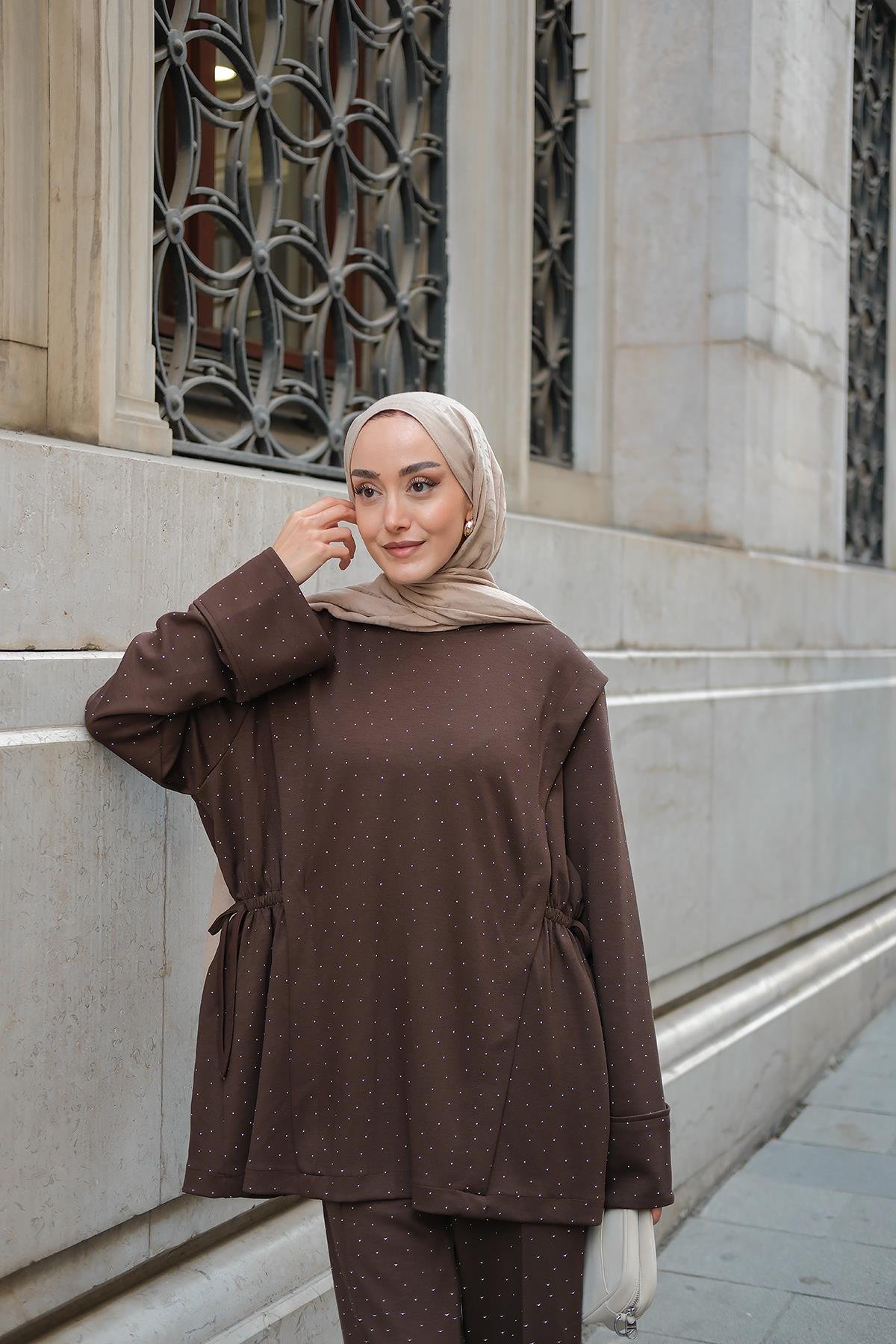 Taş Detay Beli Lastikli Takım Kahverengi