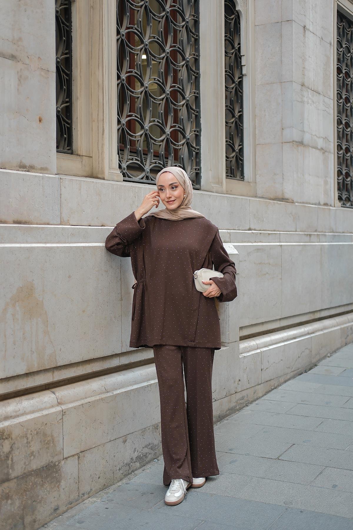 Taş Detay Beli Lastikli Takım Kahverengi