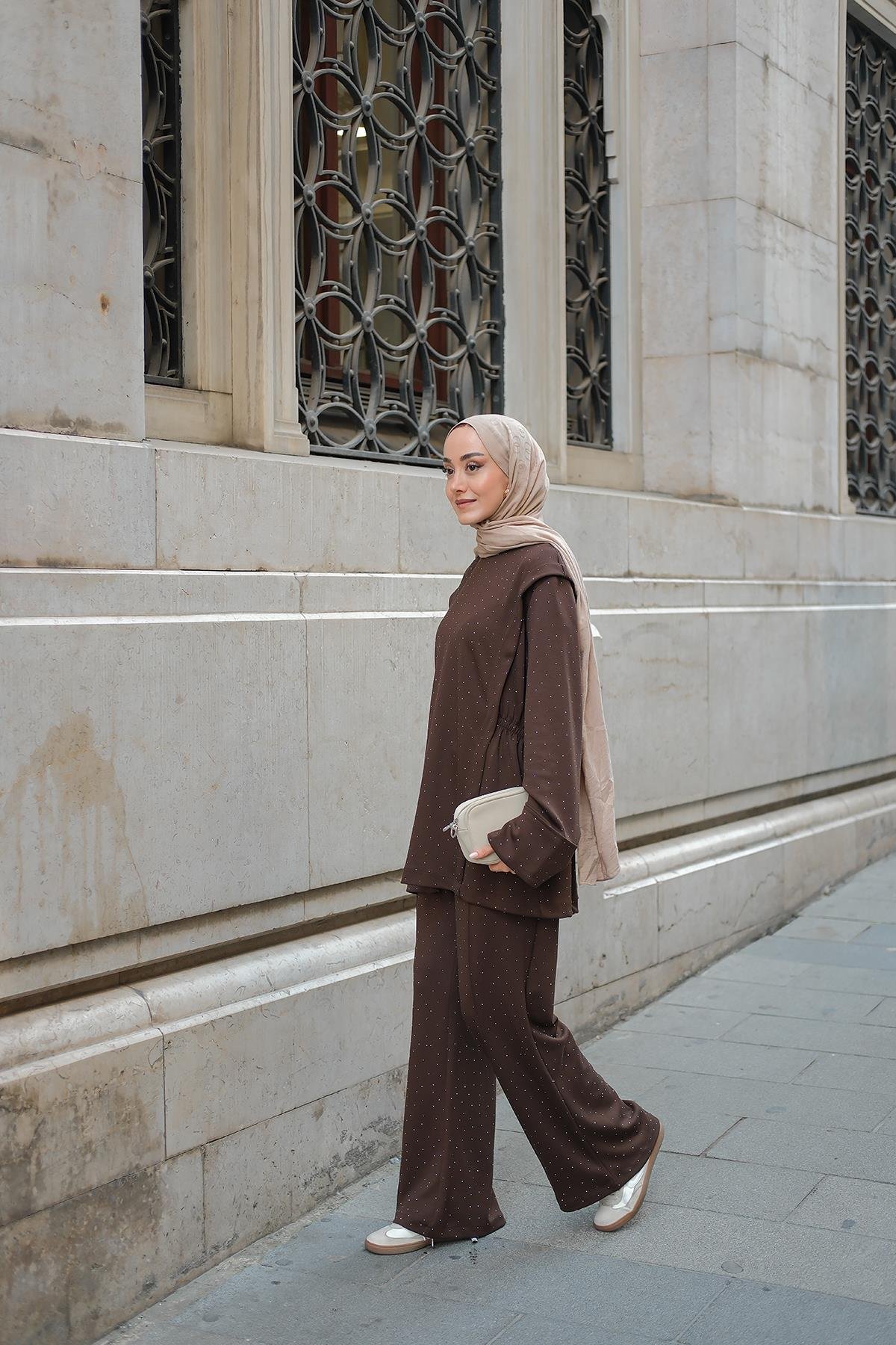 Taş Detay Beli Lastikli Takım Kahverengi