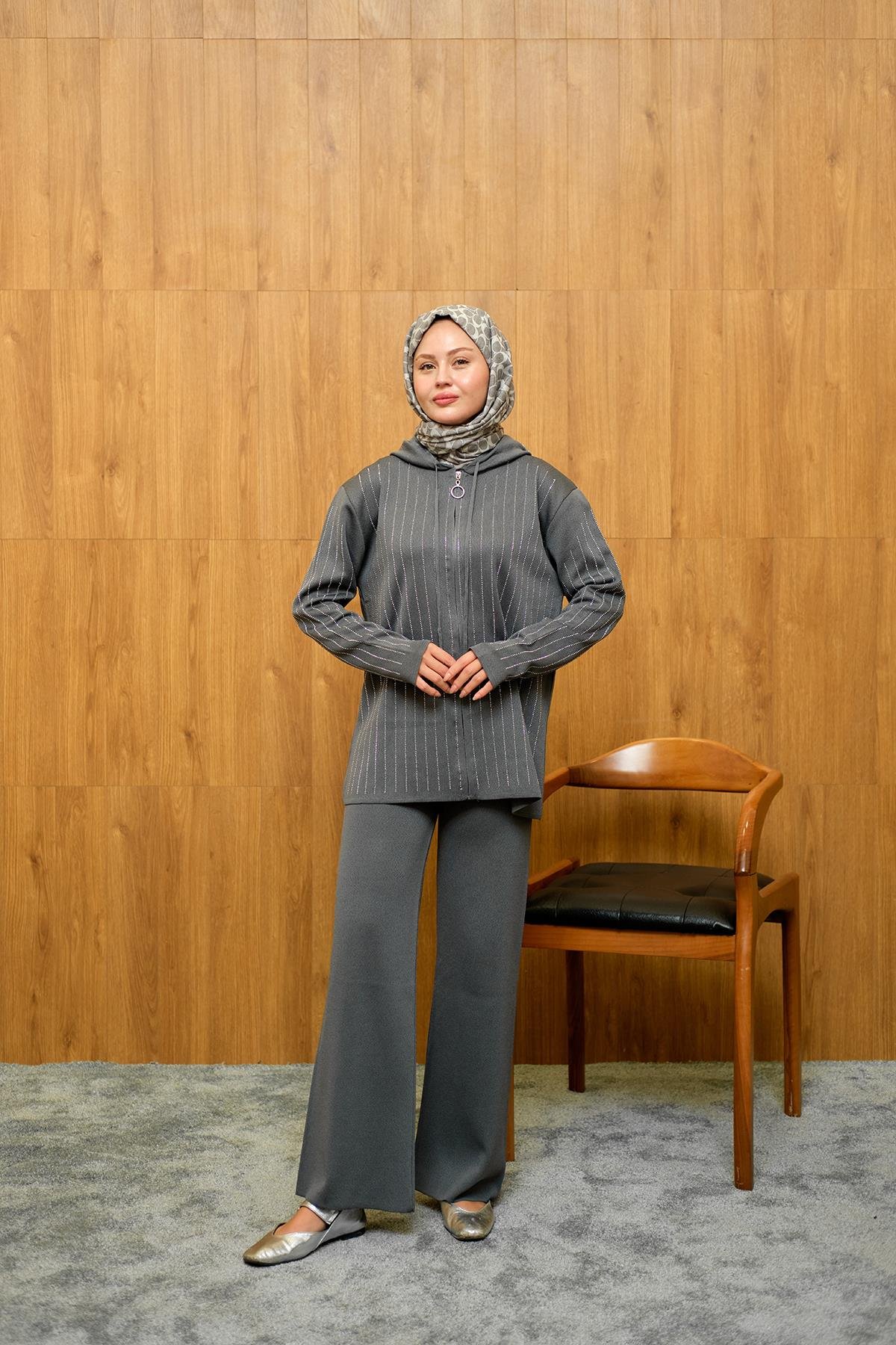 Taş Detay Triko Takım Gri