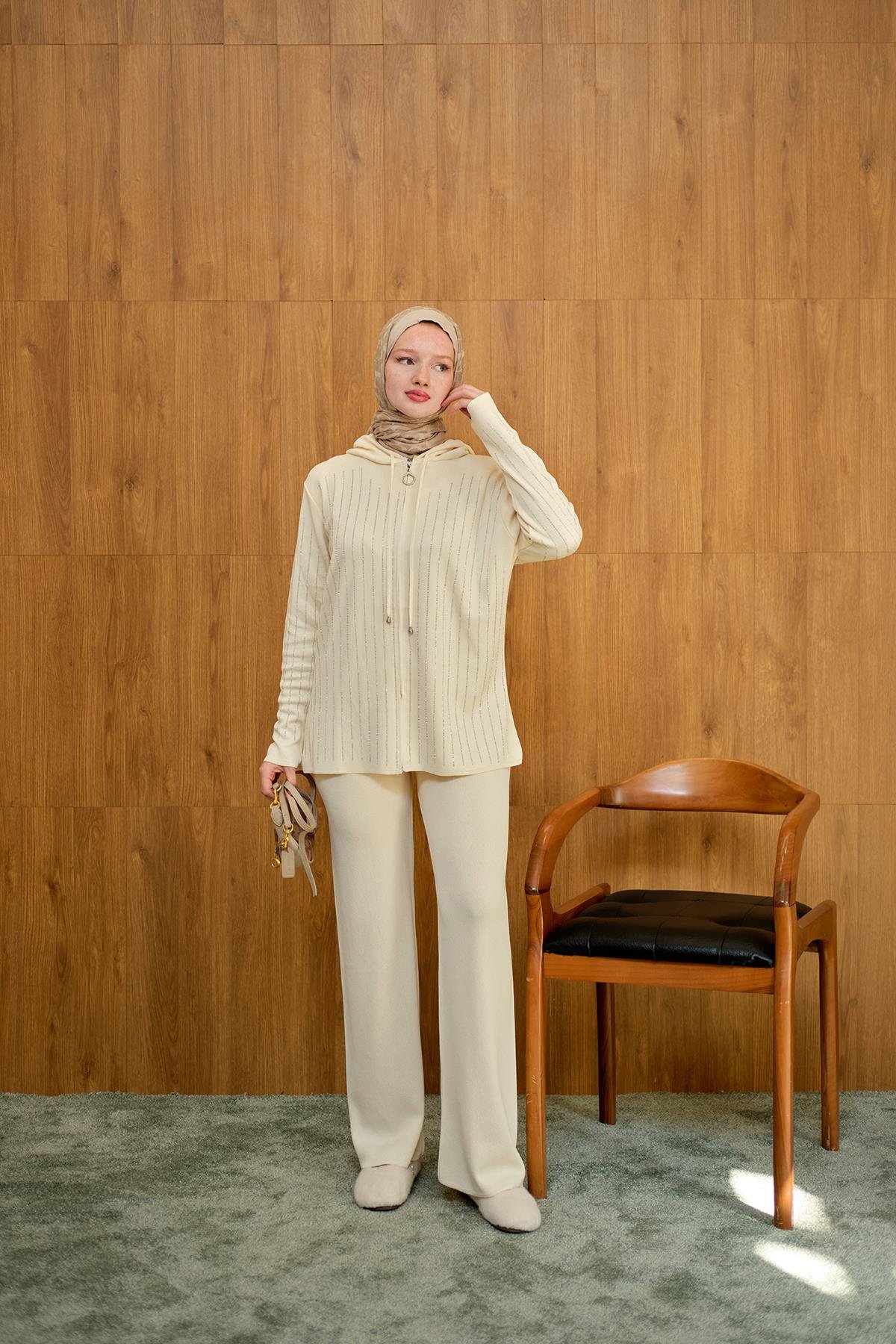 Taş Detay Triko Takım Krem