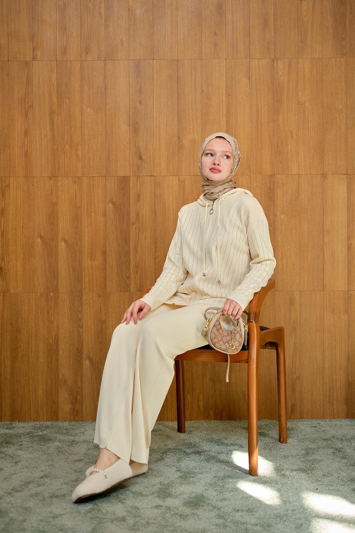 Taş Detay Triko Takım Krem