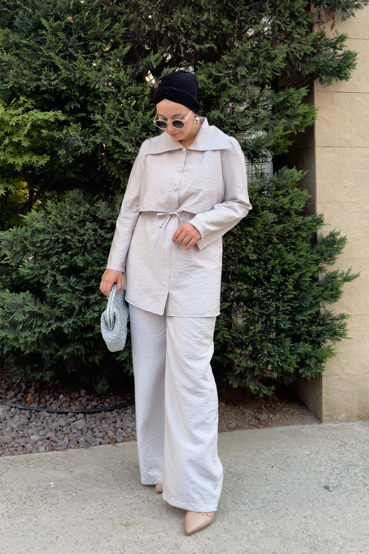 Taş Düğme Detaylı Takım Açık Gri