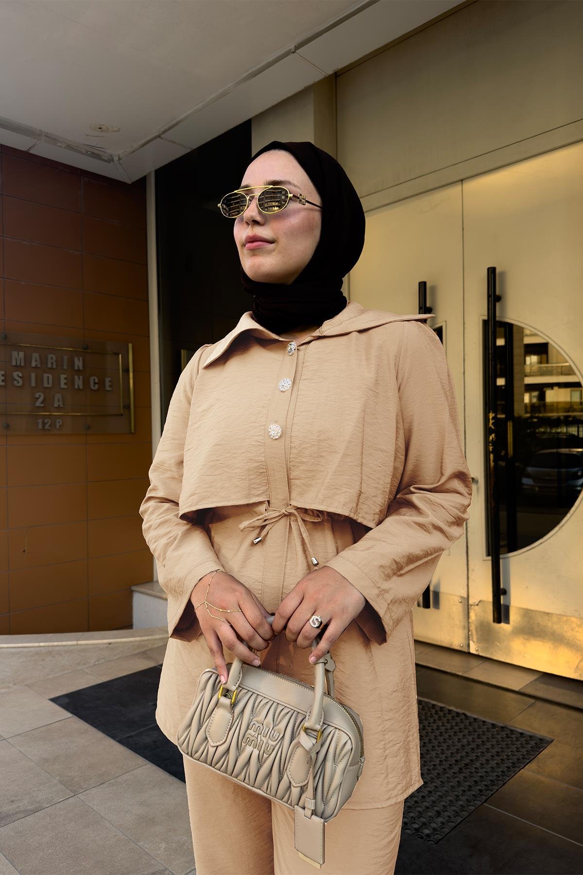 Taş Düğme Detaylı Takım Vizon