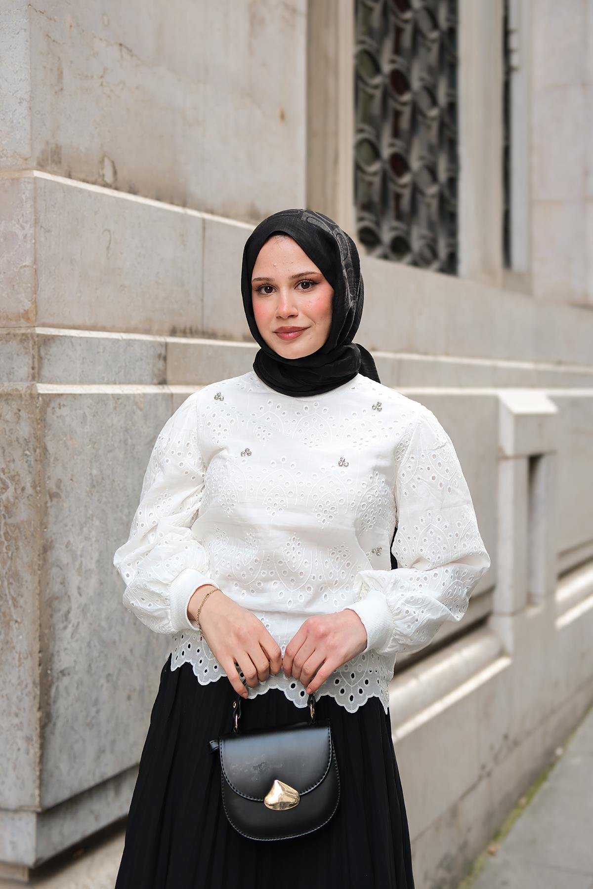 Taş Ve Brode Detaylı Bluz Beyaz