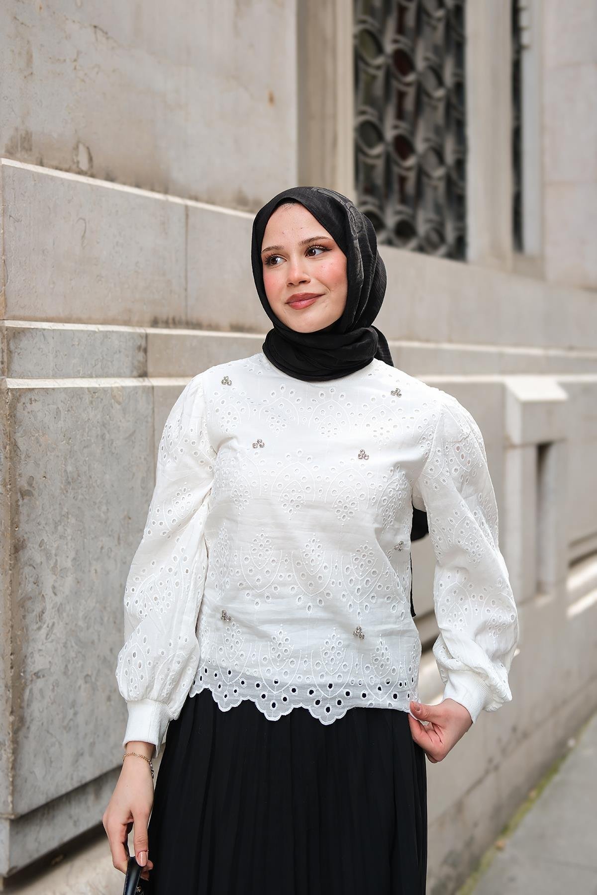 Taş Ve Brode Detaylı Bluz Beyaz