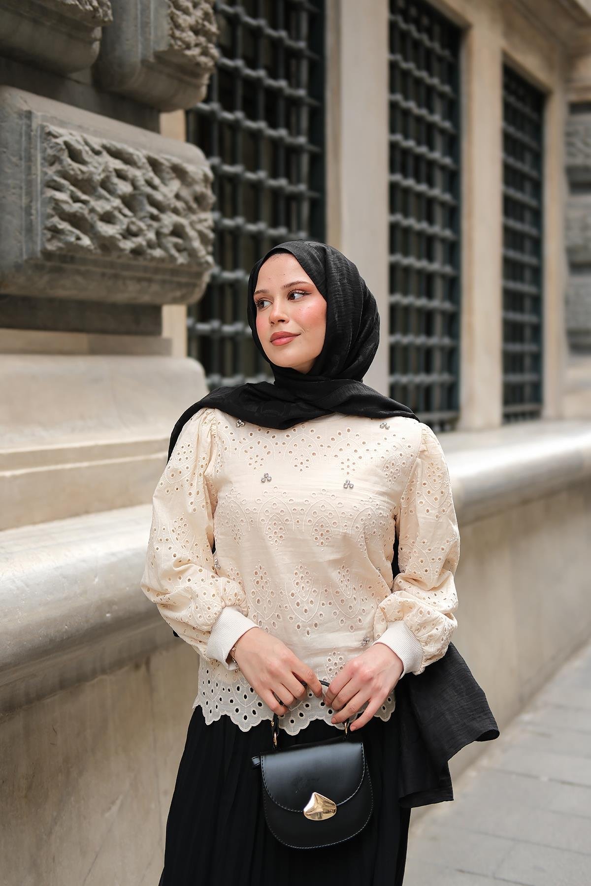 Taş Ve Brode Detaylı Bluz Krem