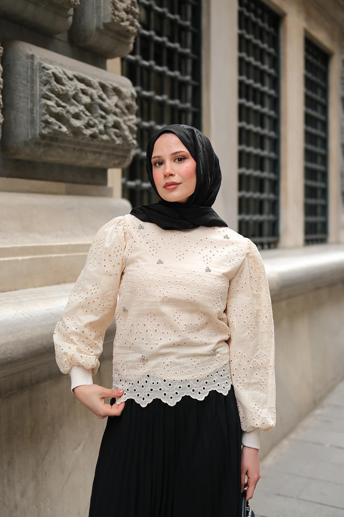 Taş Ve Brode Detaylı Bluz Krem
