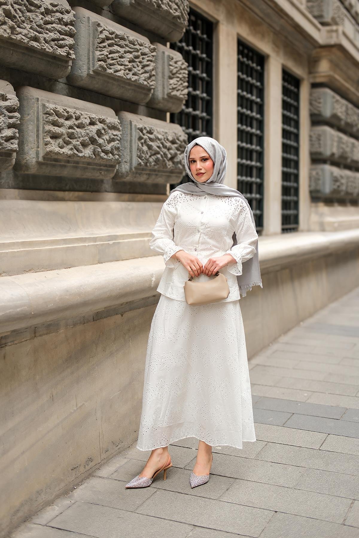 Twist işlemeli Brode Takım Beyaz