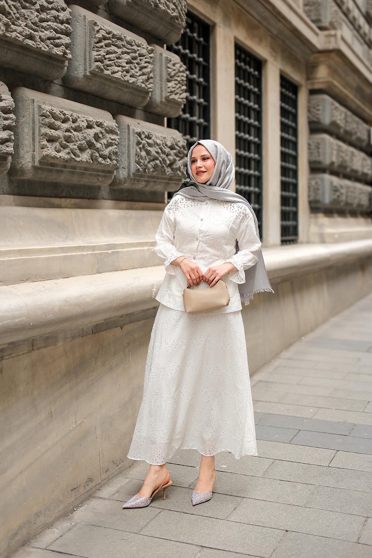 Twist işlemeli Brode Takım Beyaz