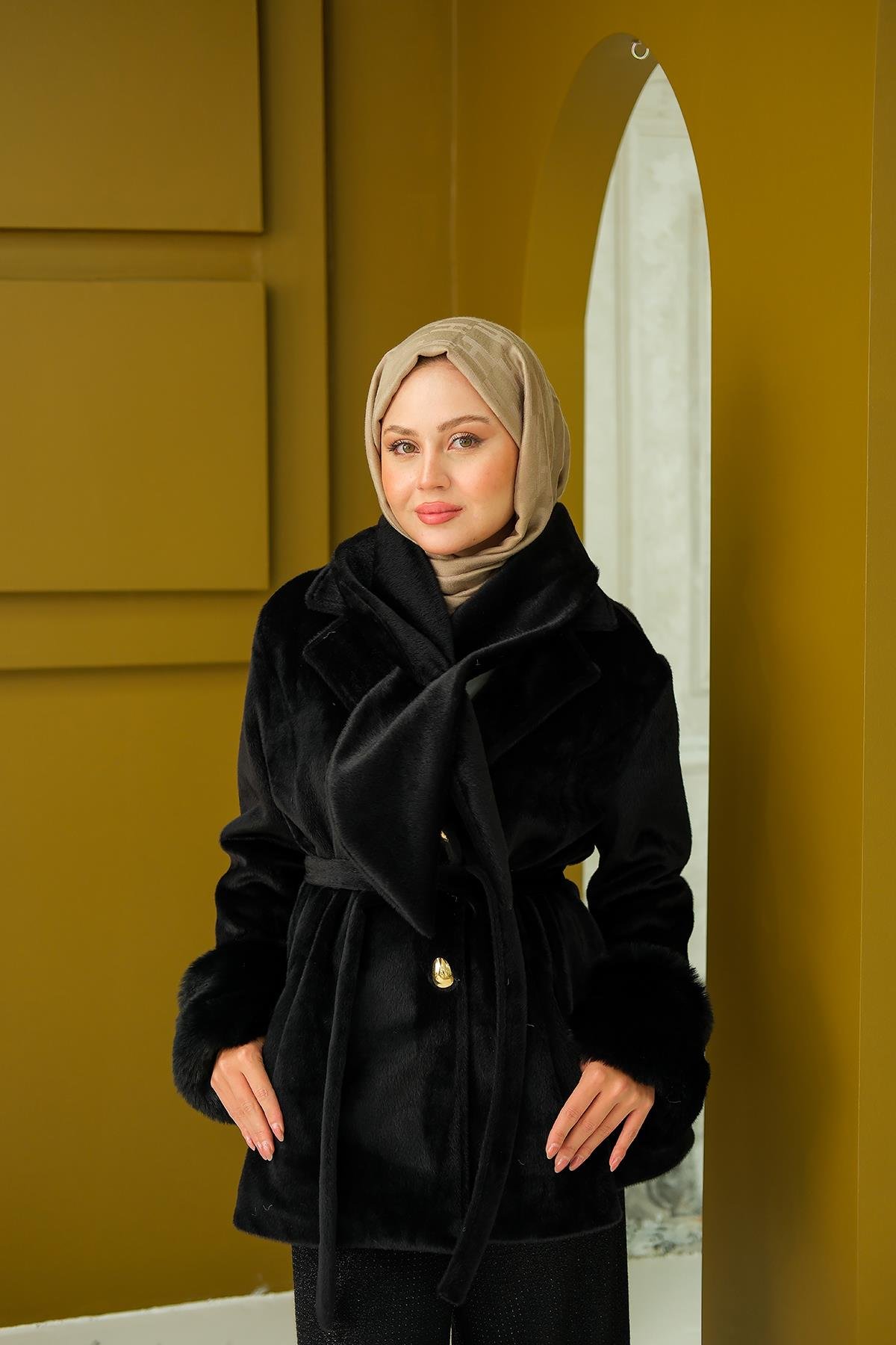 Yaka Fiyonklu Kürklü Kaşe Siyah