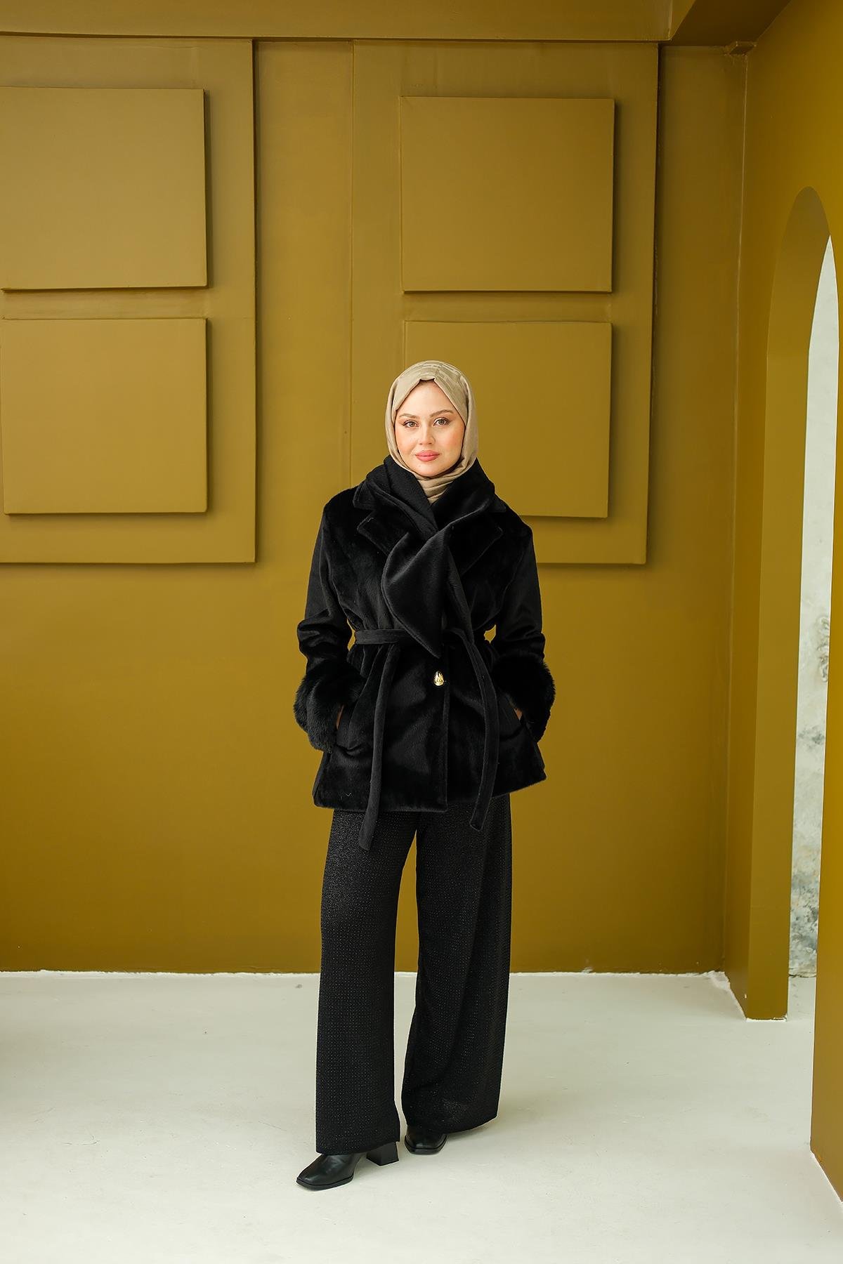 Yaka Fiyonklu Kürklü Kaşe Siyah