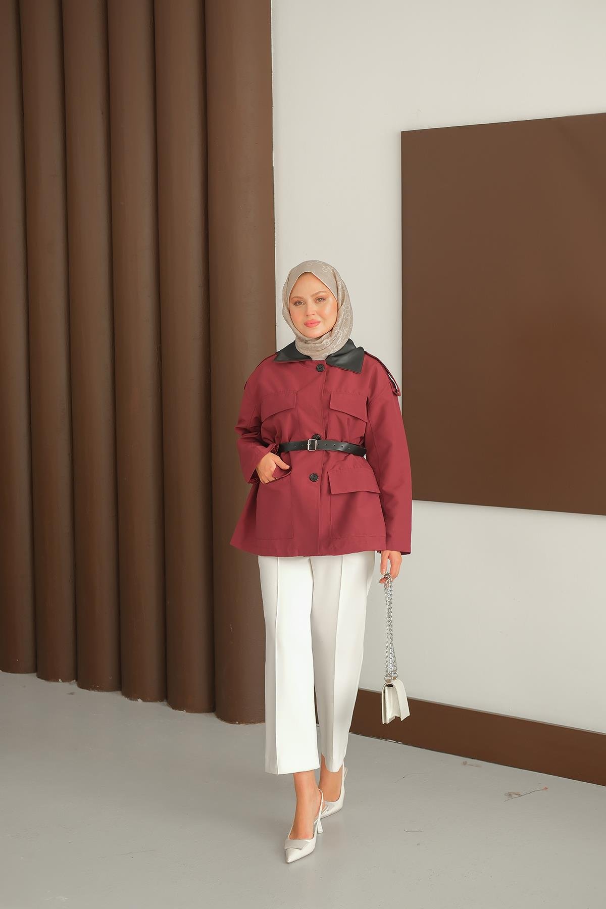 Yakası Deri Kemerli Kısa Ceket Bordo