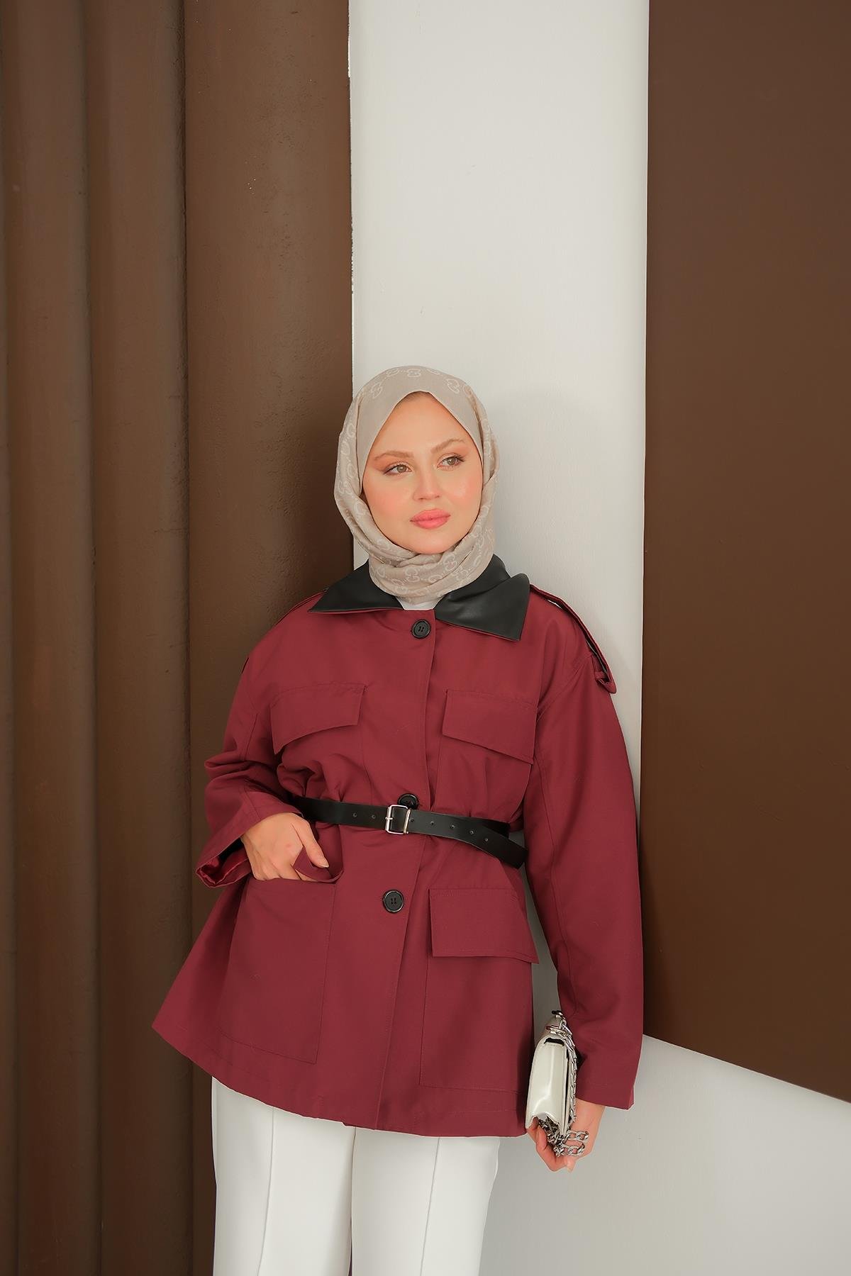 Yakası Deri Kemerli Kısa Ceket Bordo