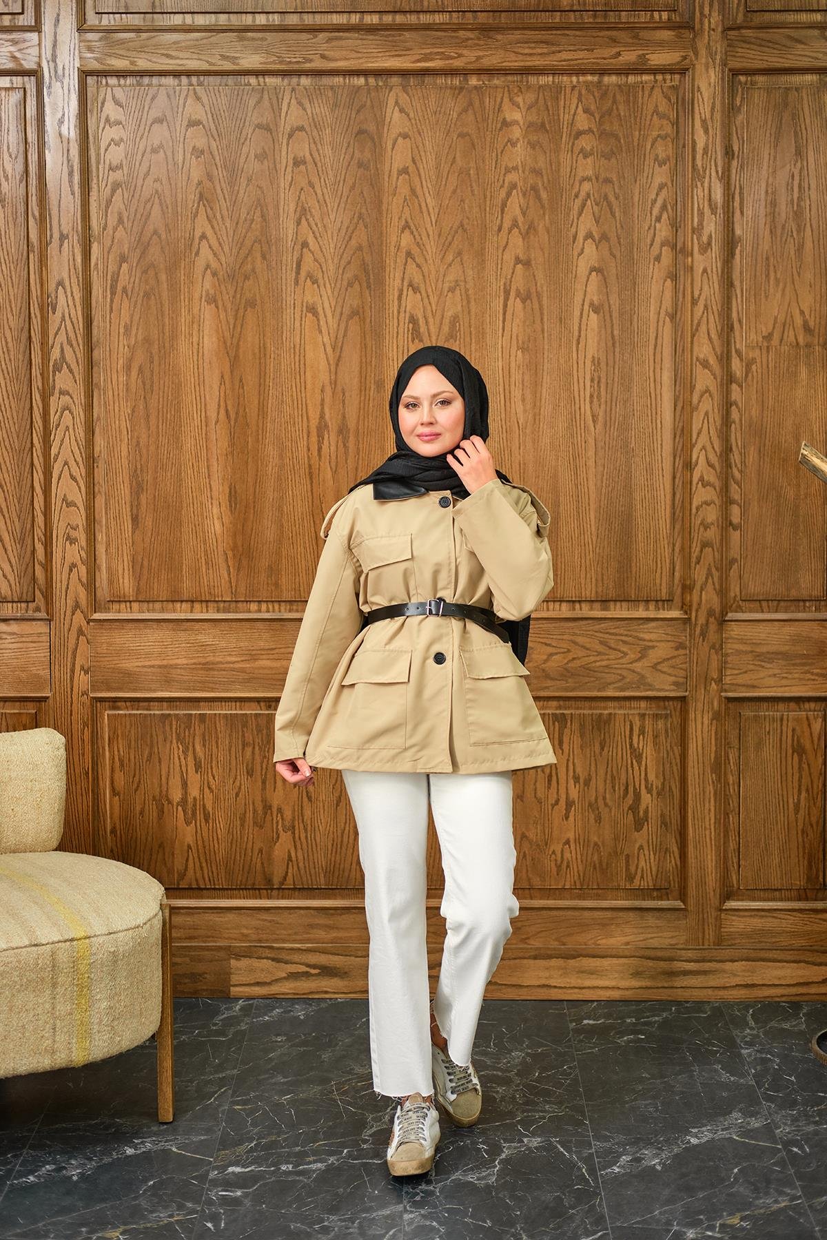 Yakası Deri Kemerli Kısa Ceket Krem