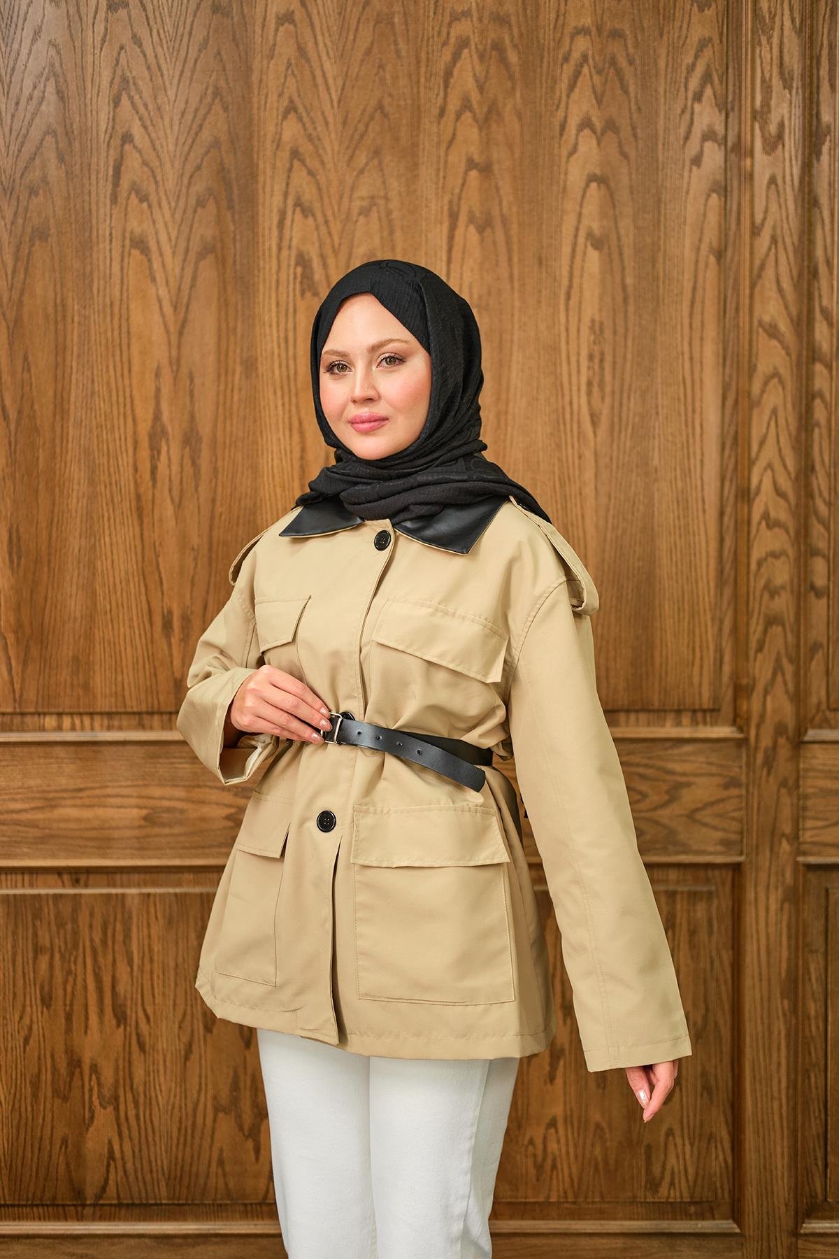 Yakası Deri Kemerli Kısa Ceket Krem