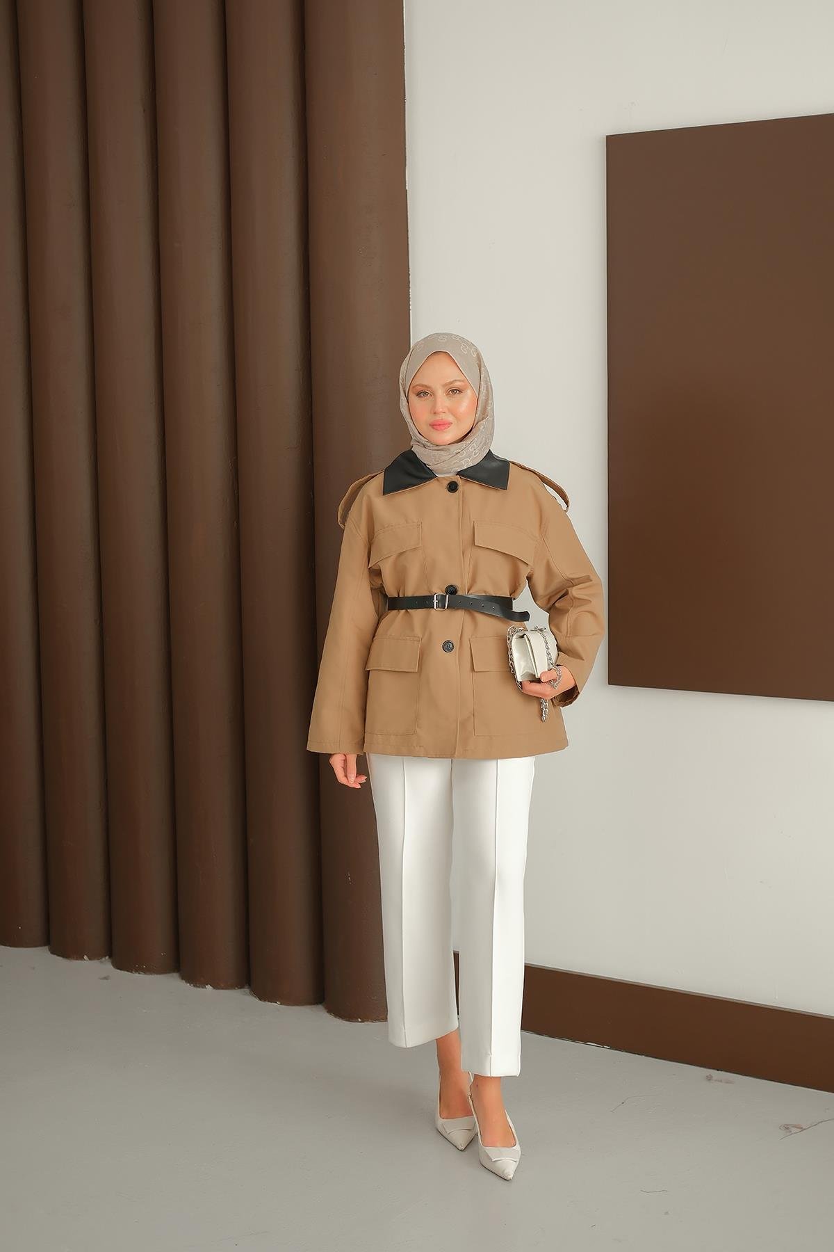 Yakası Deri Kemerli Kısa Ceket Yeşil