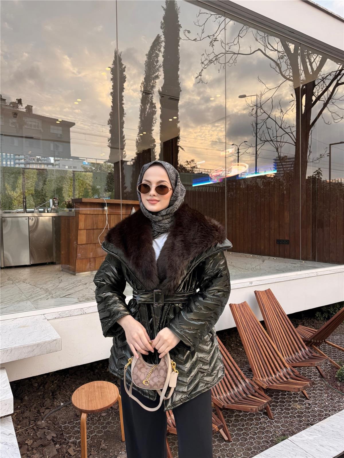 Yakası Kürk Detaylı Bel Bağlamalı Mont Koyu Yeşil