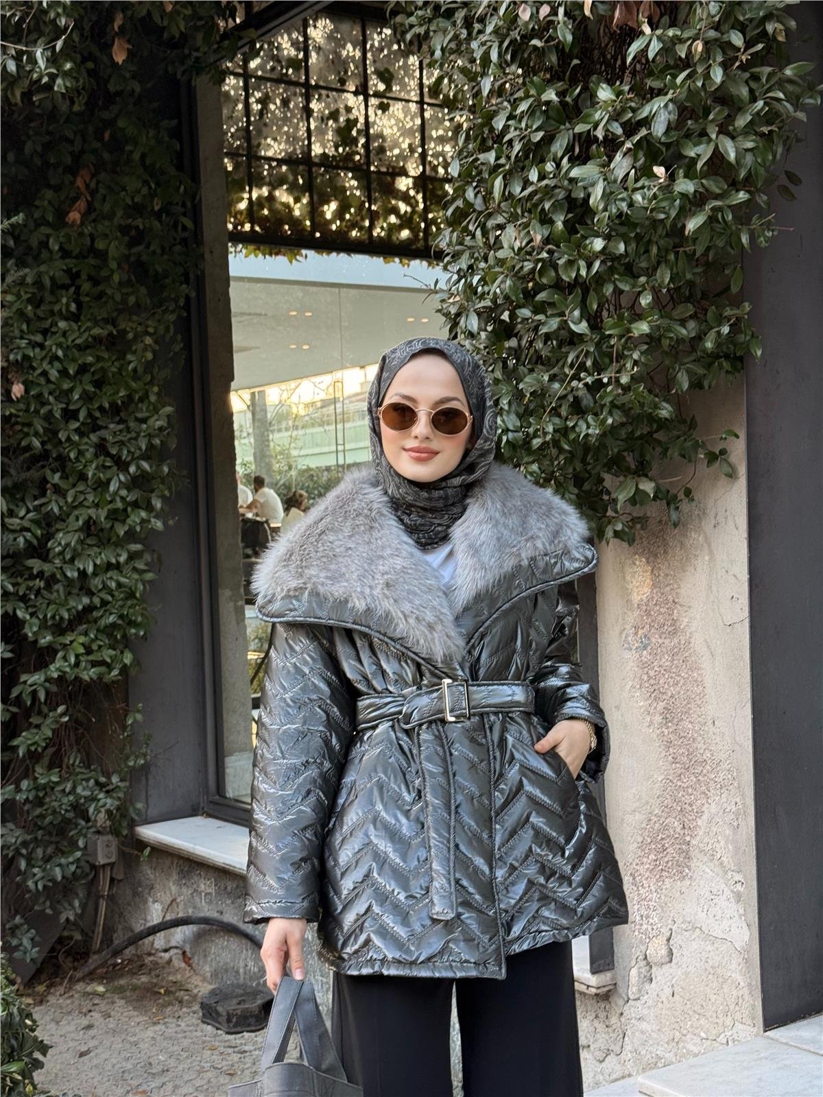 Yakası Kürk Detaylı Bel Bağlamalı Mont Gri