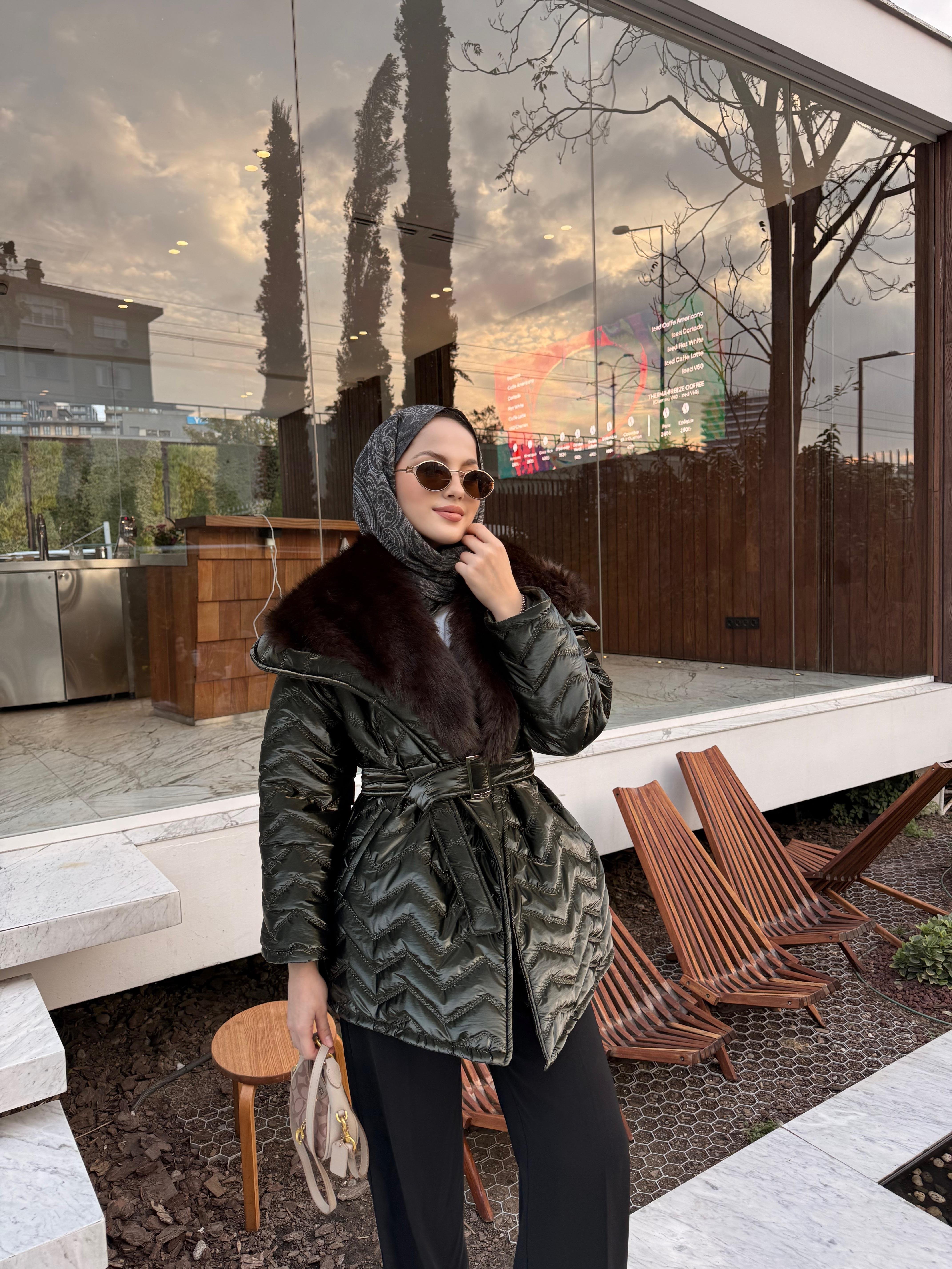 Yakası Kürk Detaylı Bel Bağlamalı Mont Koyu Yeşil