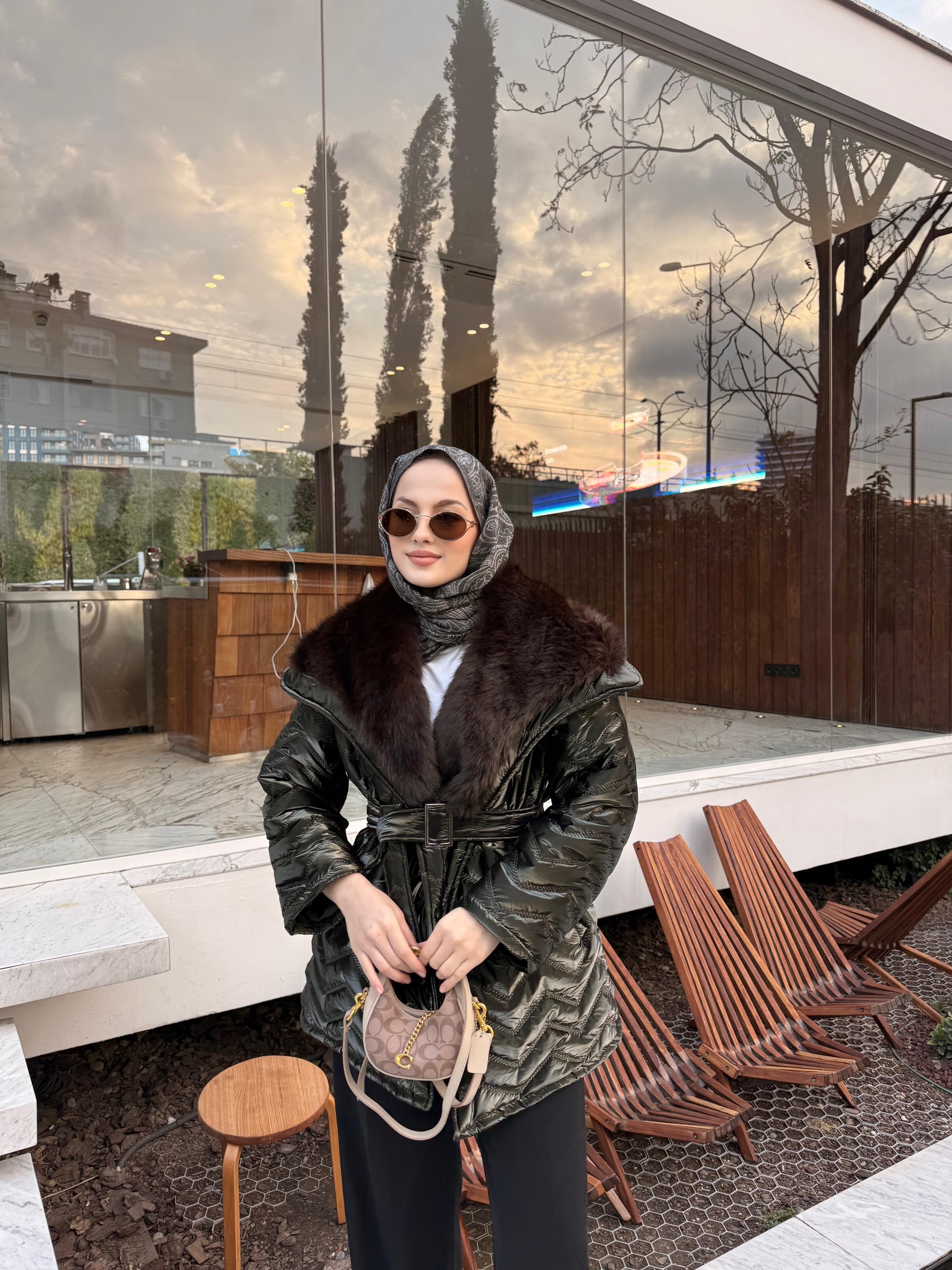 Yakası Kürk Detaylı Bel Bağlamalı Mont Koyu Yeşil