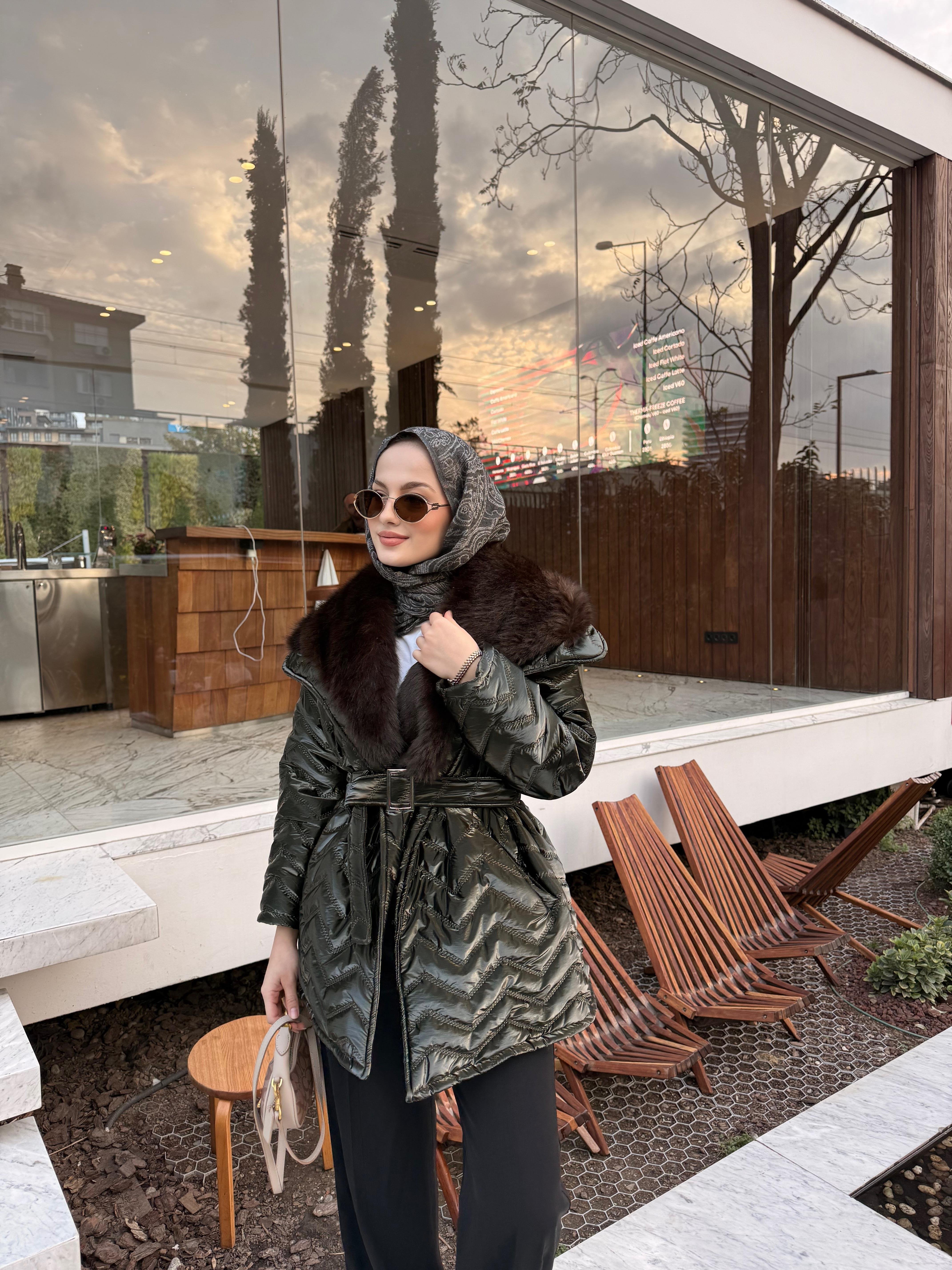 Yakası Kürk Detaylı Bel Bağlamalı Mont Koyu Yeşil