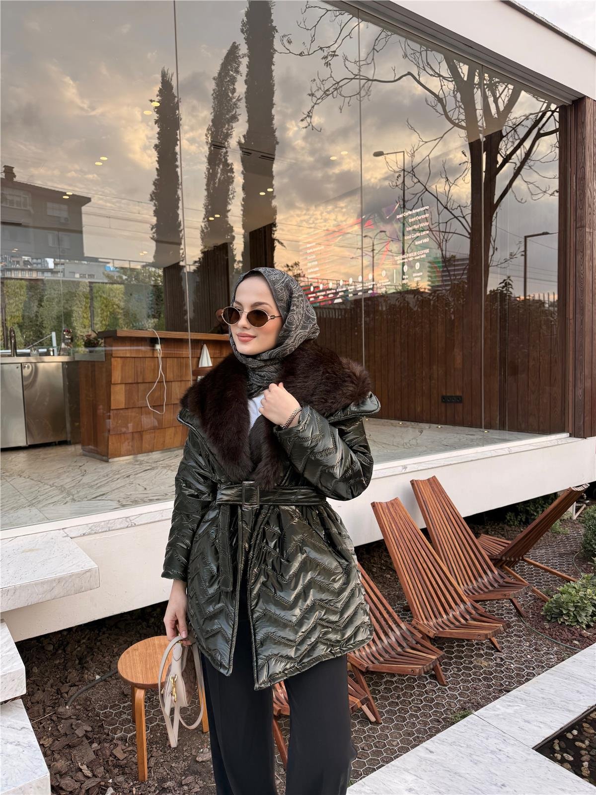 Yakası Kürk Detaylı Bel Bağlamalı Mont Koyu Yeşil