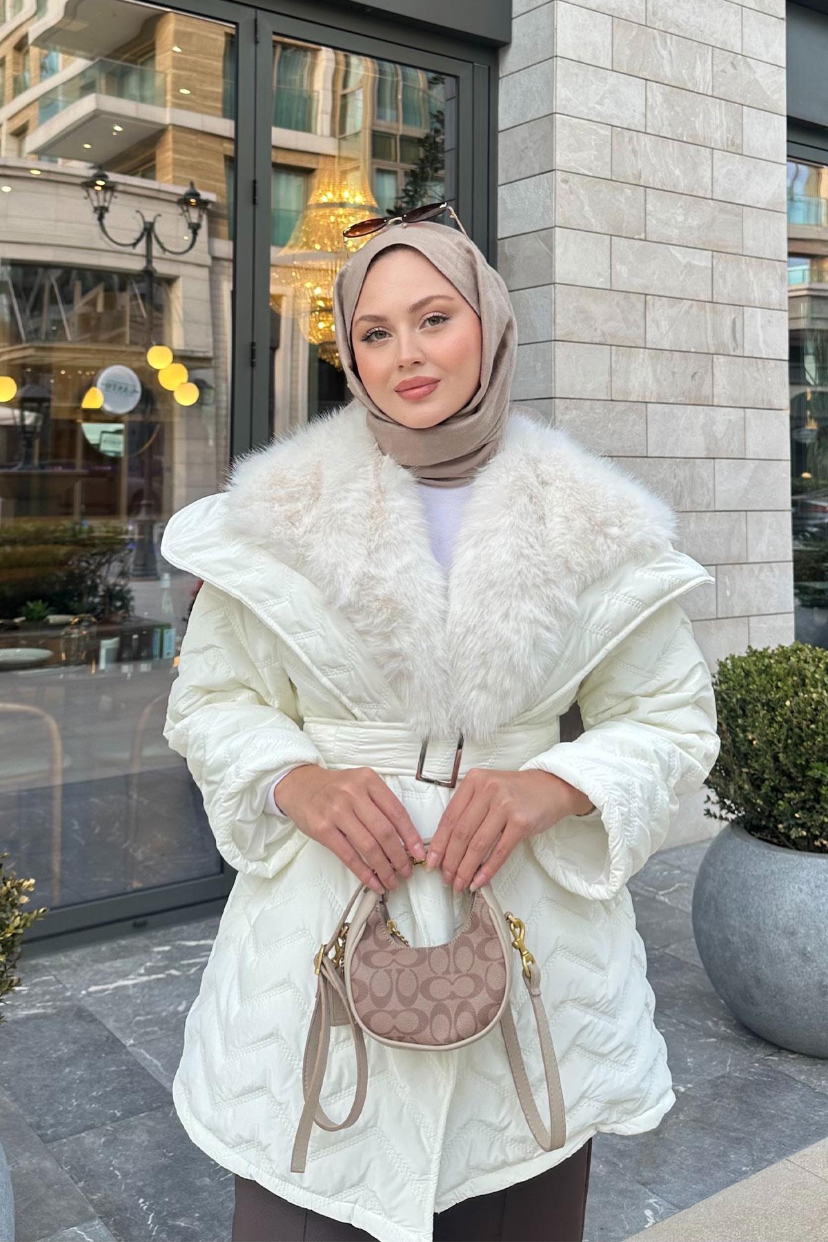 Yakası Kürk Detaylı Bel Bağlamalı Mont Beyaz