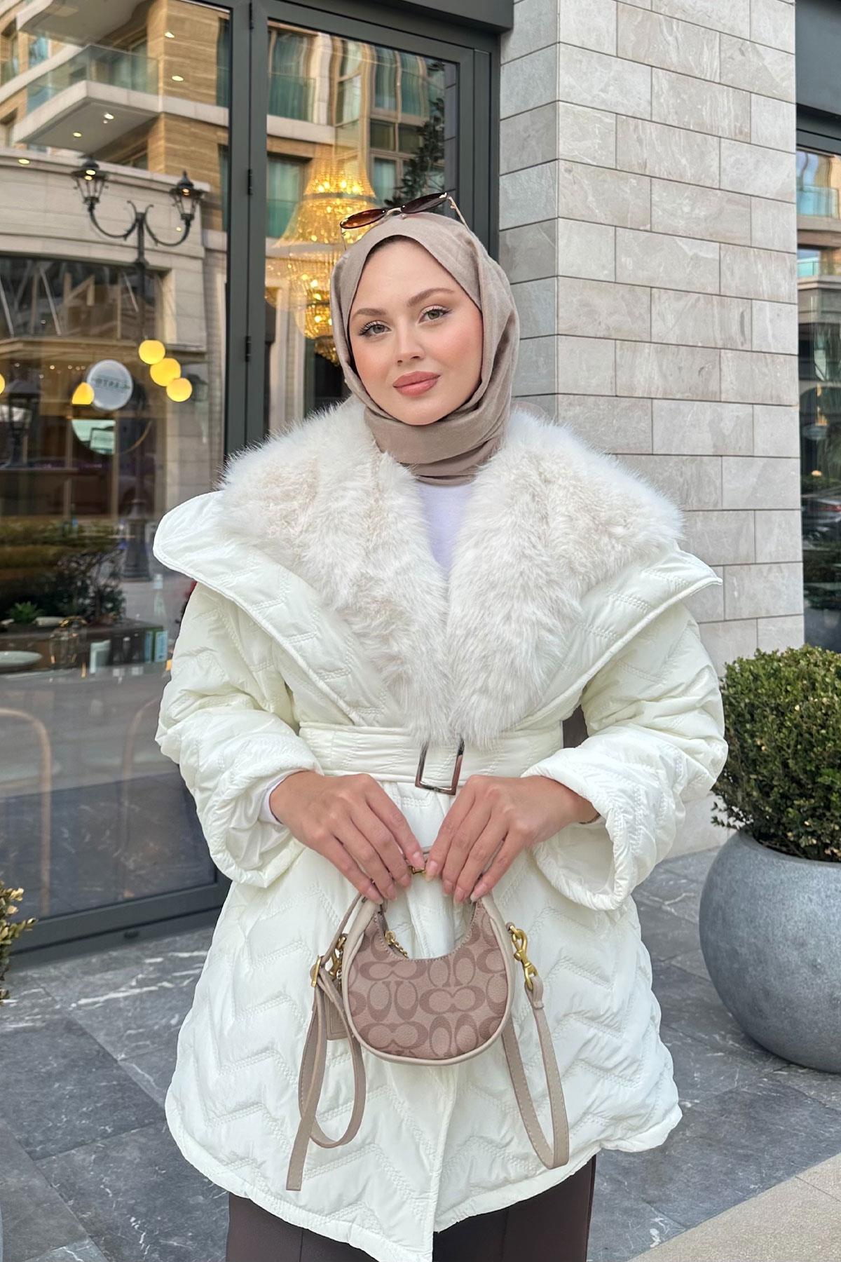 Yakası Kürk Detaylı Bel Bağlamalı Mont Beyaz