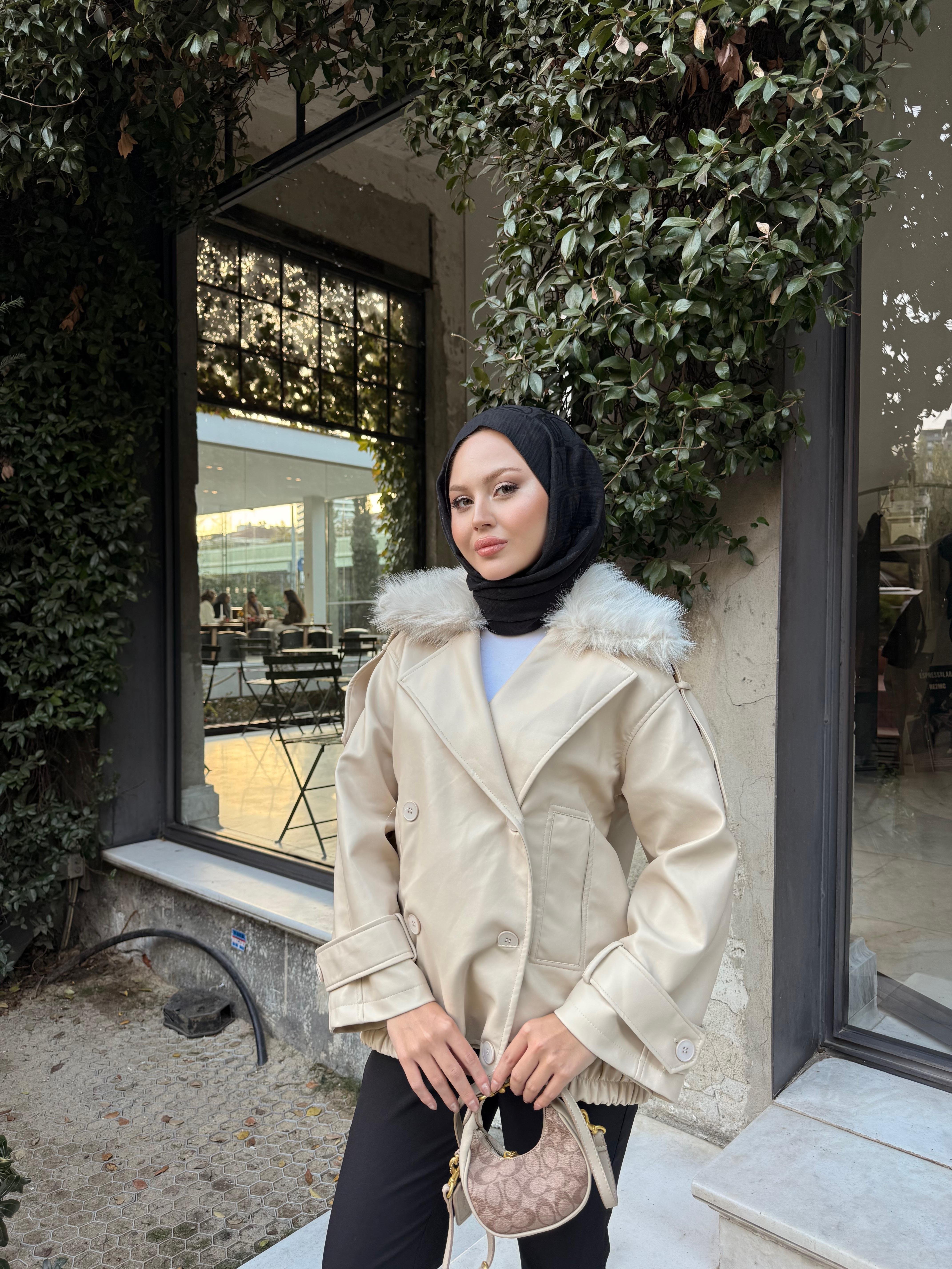 Yakası Kürk Detaylı Deri Ceket Krem