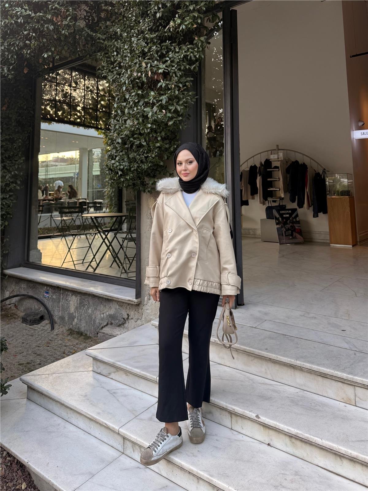 Yakası Kürk Detaylı Deri Ceket Krem