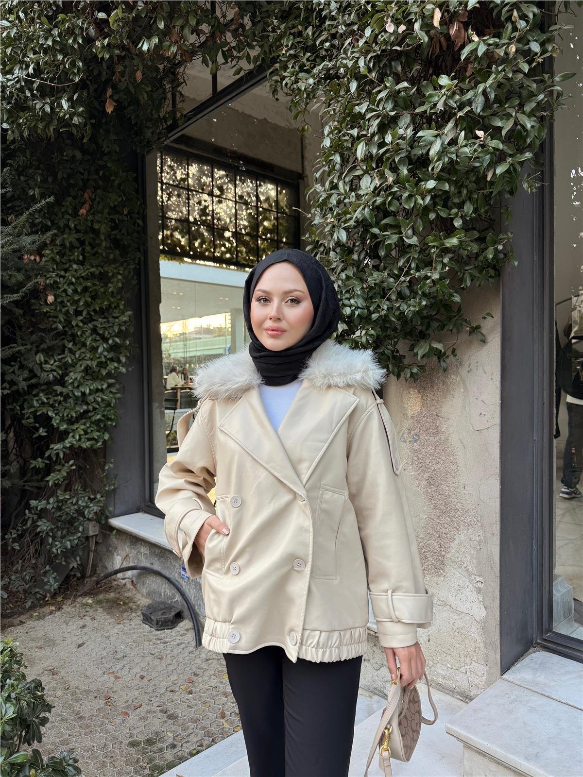 Yakası Kürk Detaylı Deri Ceket Krem