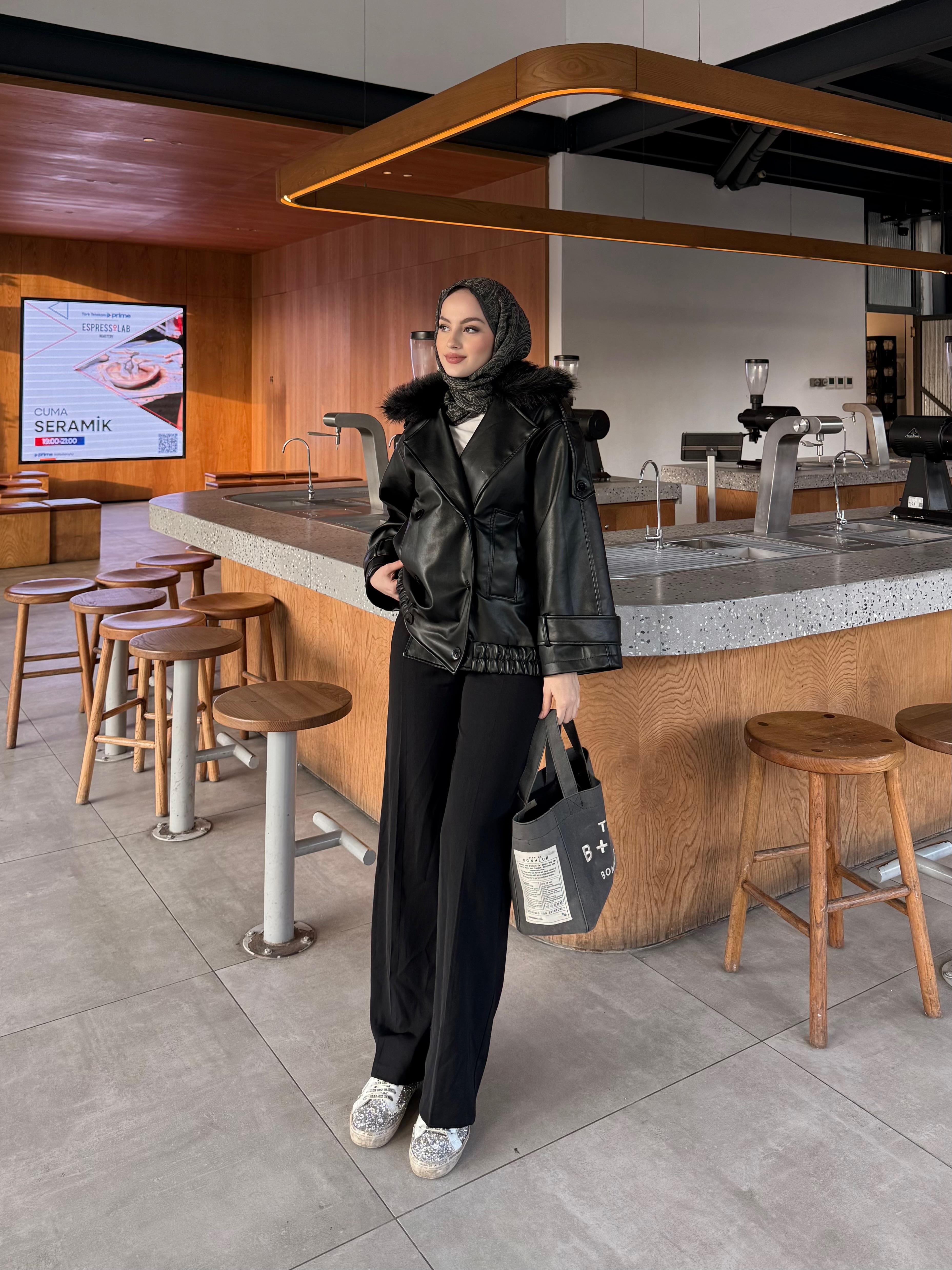 Yakası Kürk Detaylı Deri Ceket Siyah