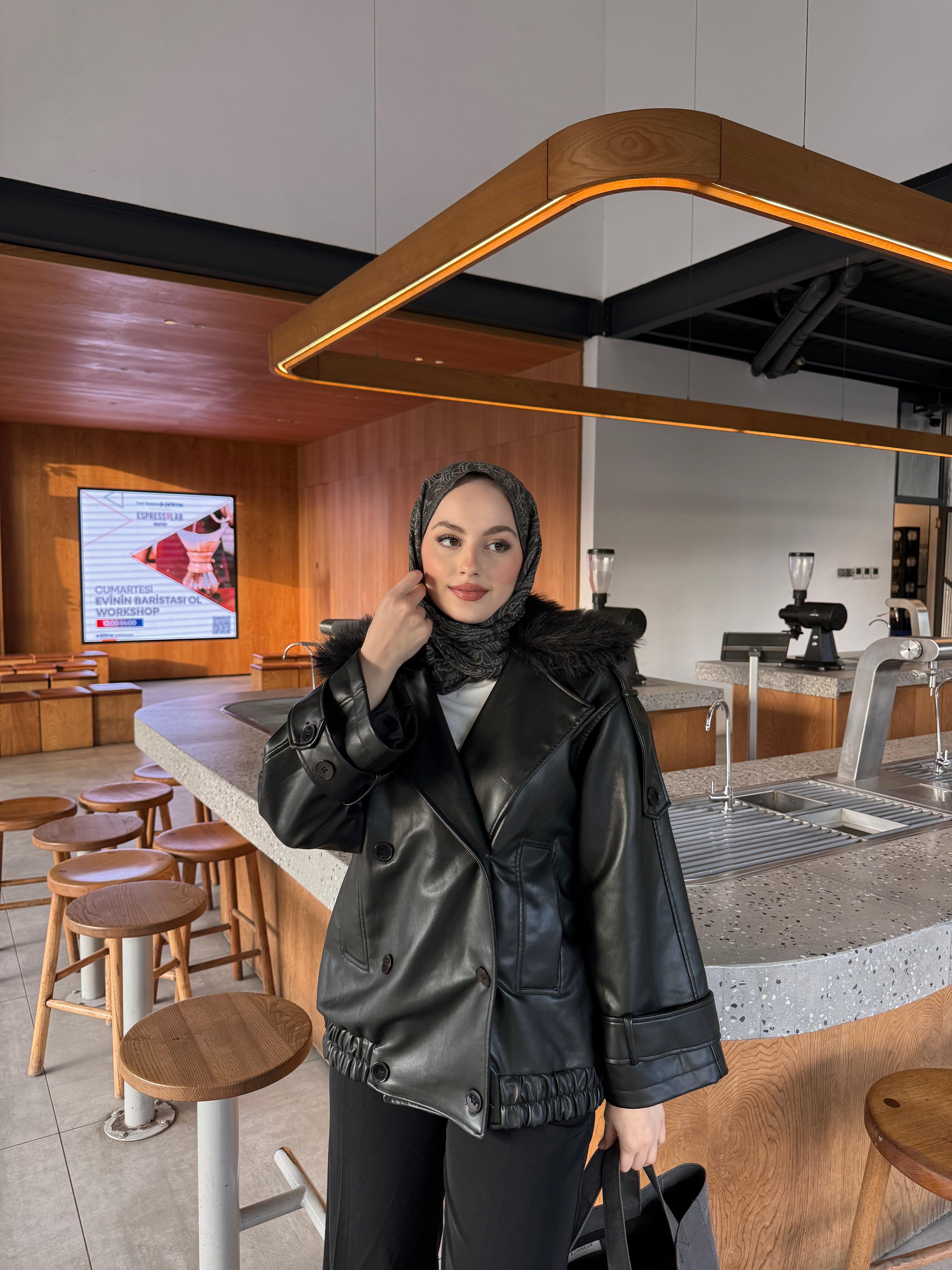 Yakası Kürk Detaylı Deri Ceket Siyah