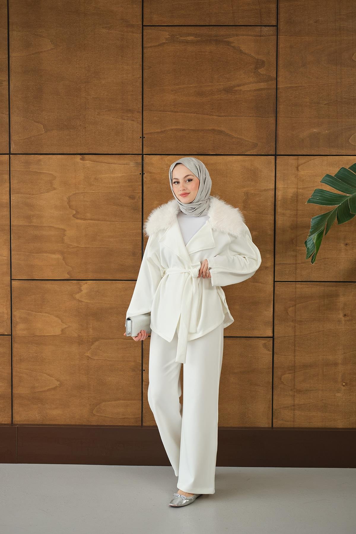 Yakası Kürk Kolları Fermuarlı Takım Beyaz