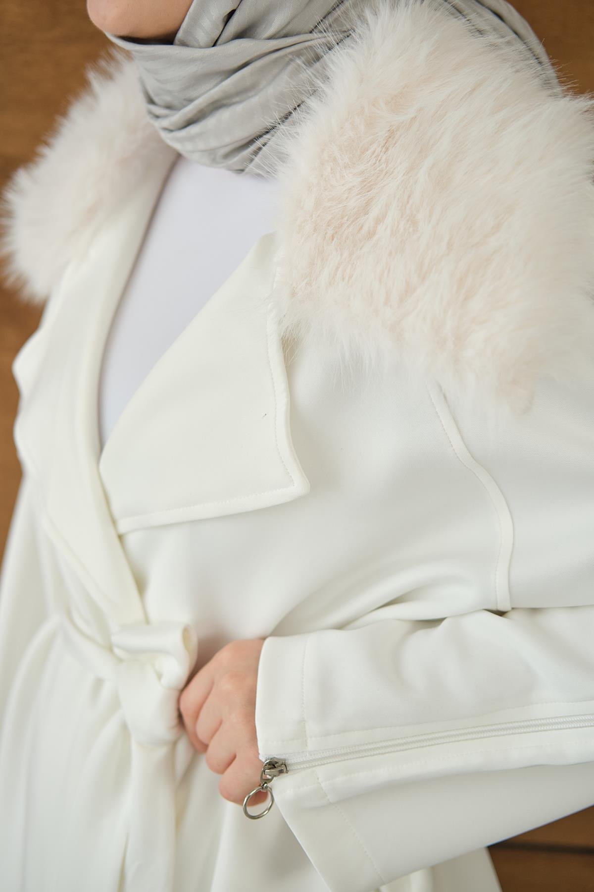 Yakası Kürk Kolları Fermuarlı Takım Beyaz