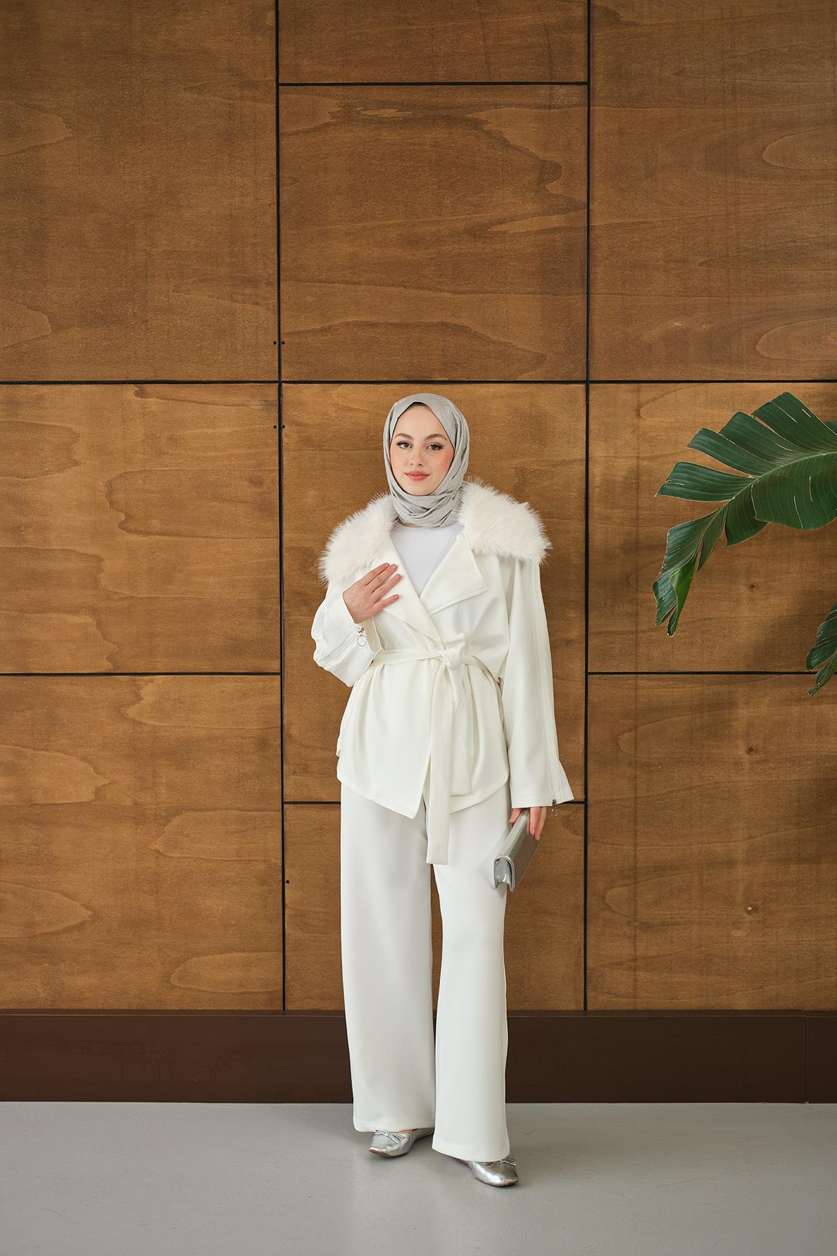 Yakası Kürk Kolları Fermuarlı Takım Beyaz