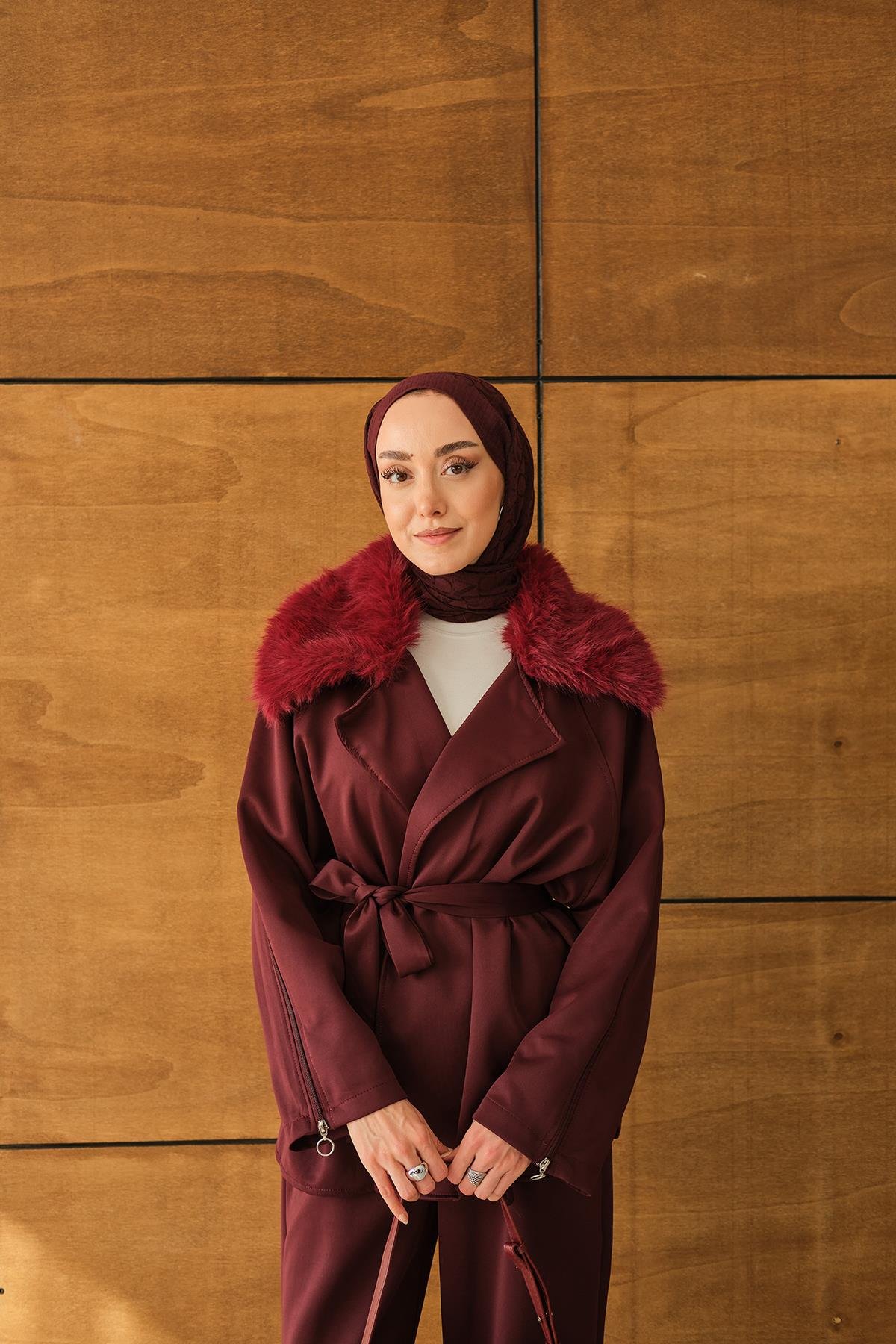 Yakası Kürk Kolları Fermuarlı Takım Bordo