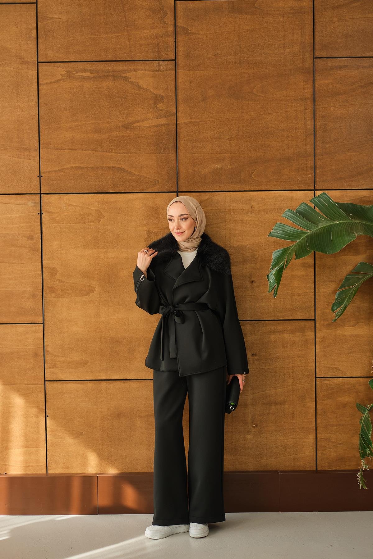 Yakası Kürk Kolları fermuarlı Takım Siyah