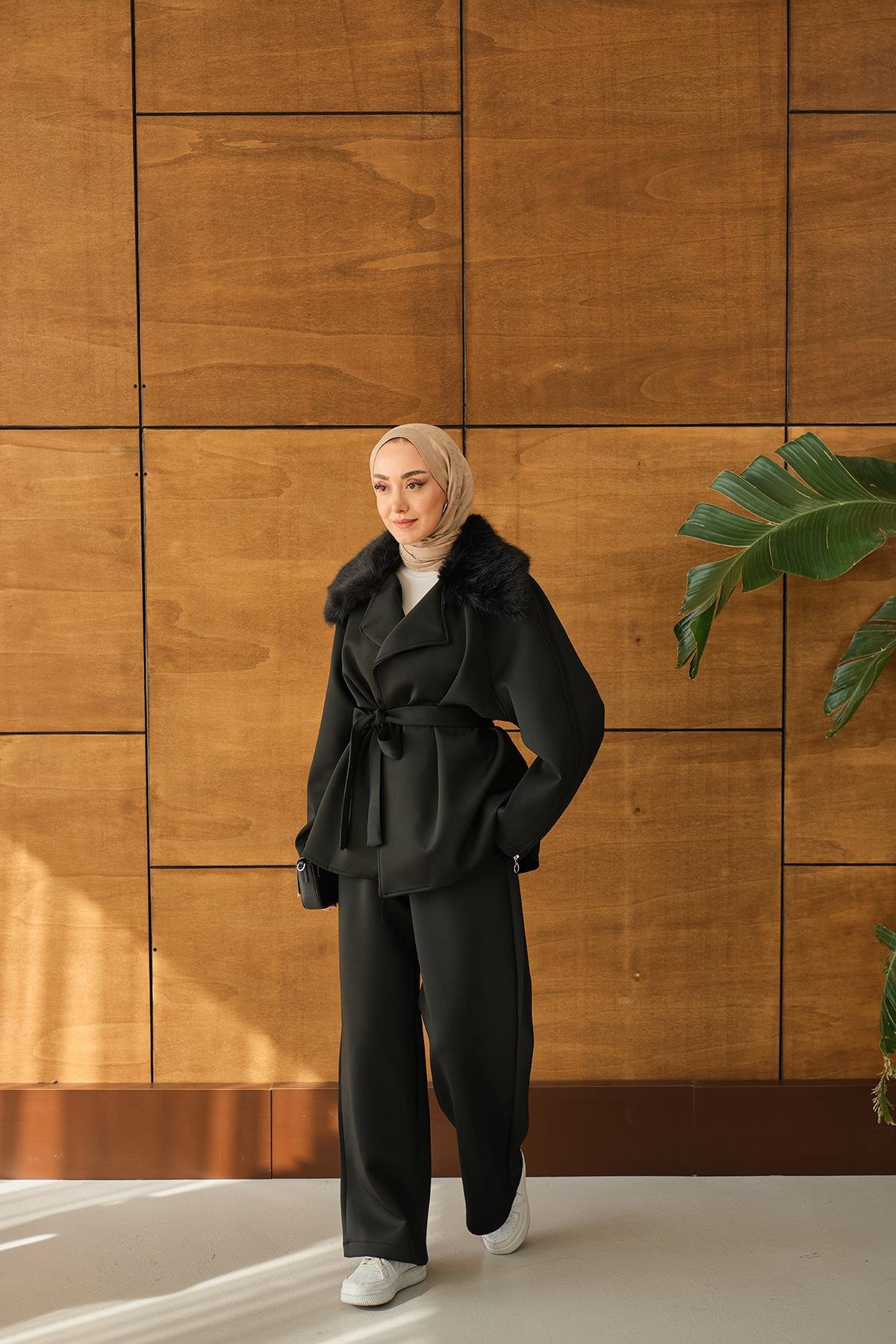 Yakası Kürk Kolları fermuarlı Takım Siyah