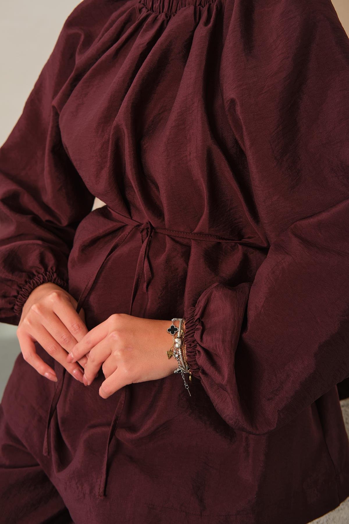 Yakası Lastik Detaylı Takım Bordo