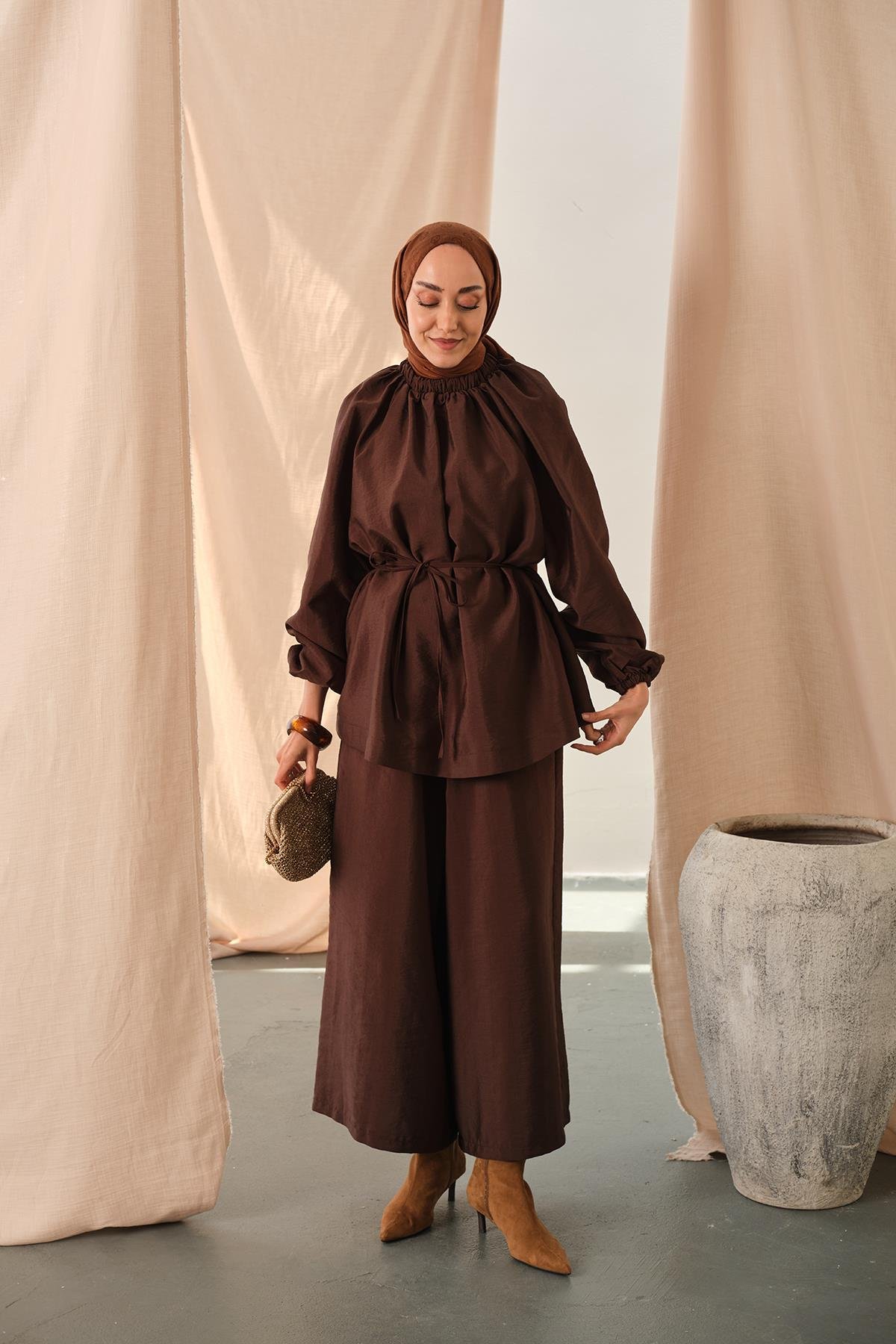 Yakası Lastik Detaylı Takım Kahve