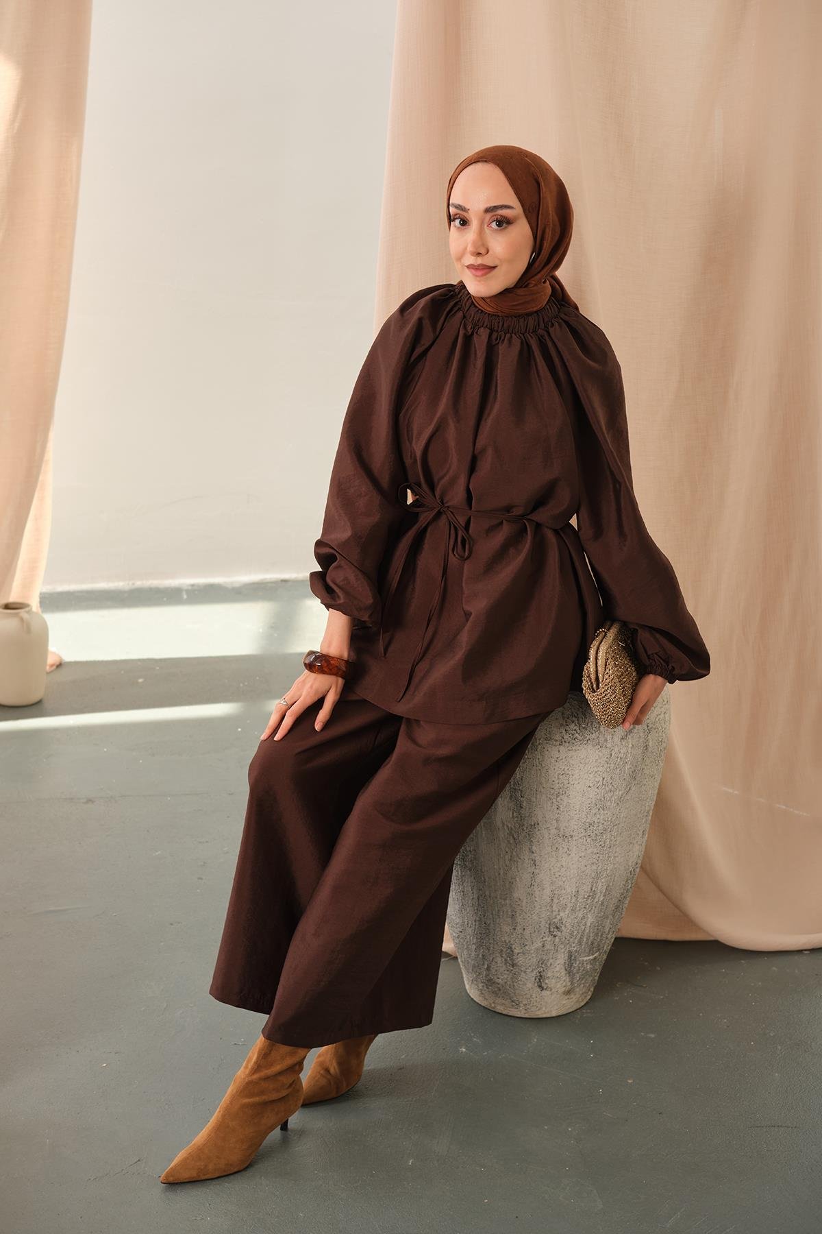 Yakası Lastik Detaylı Takım Kahve