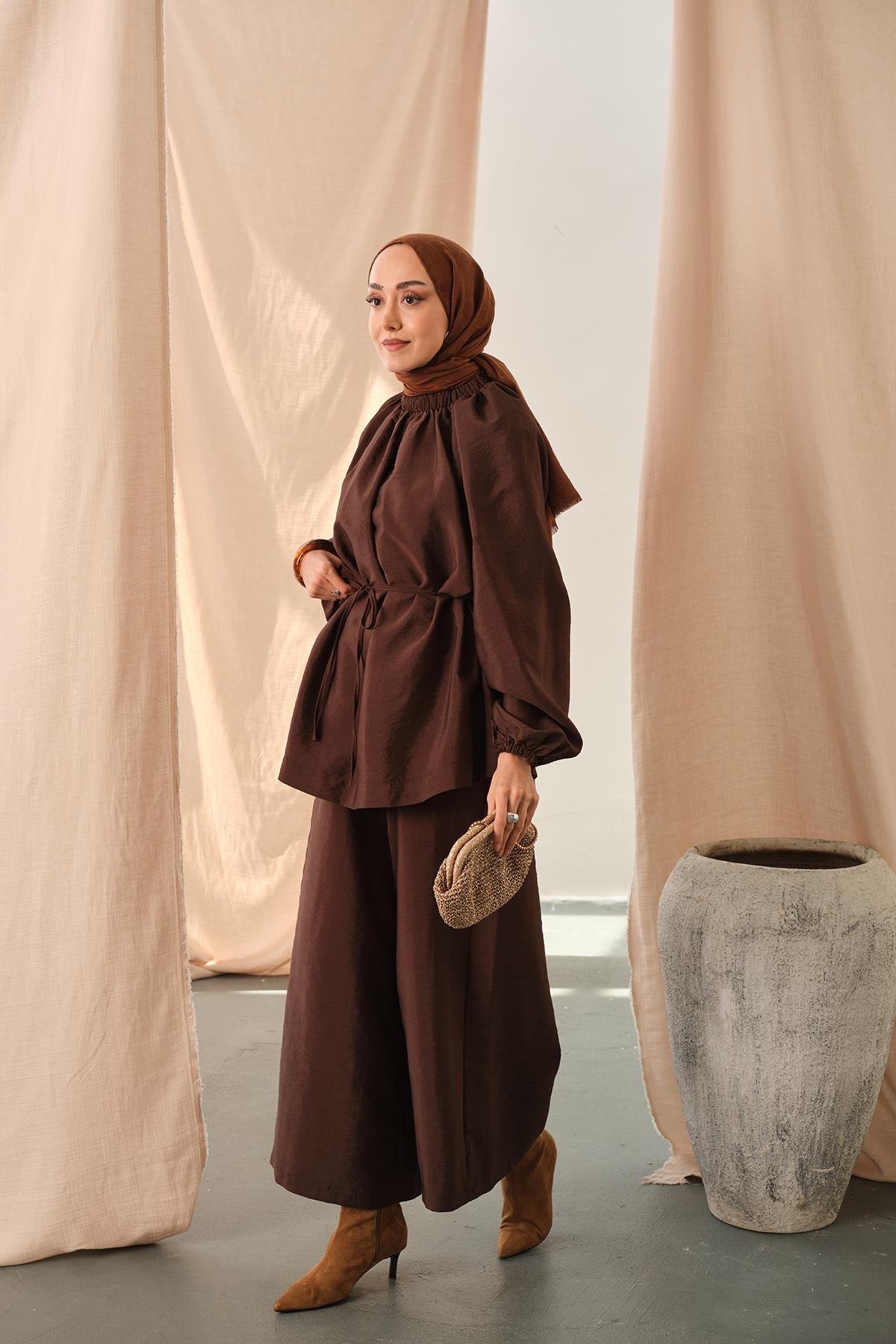 Yakası Lastik Detaylı Takım Kahve